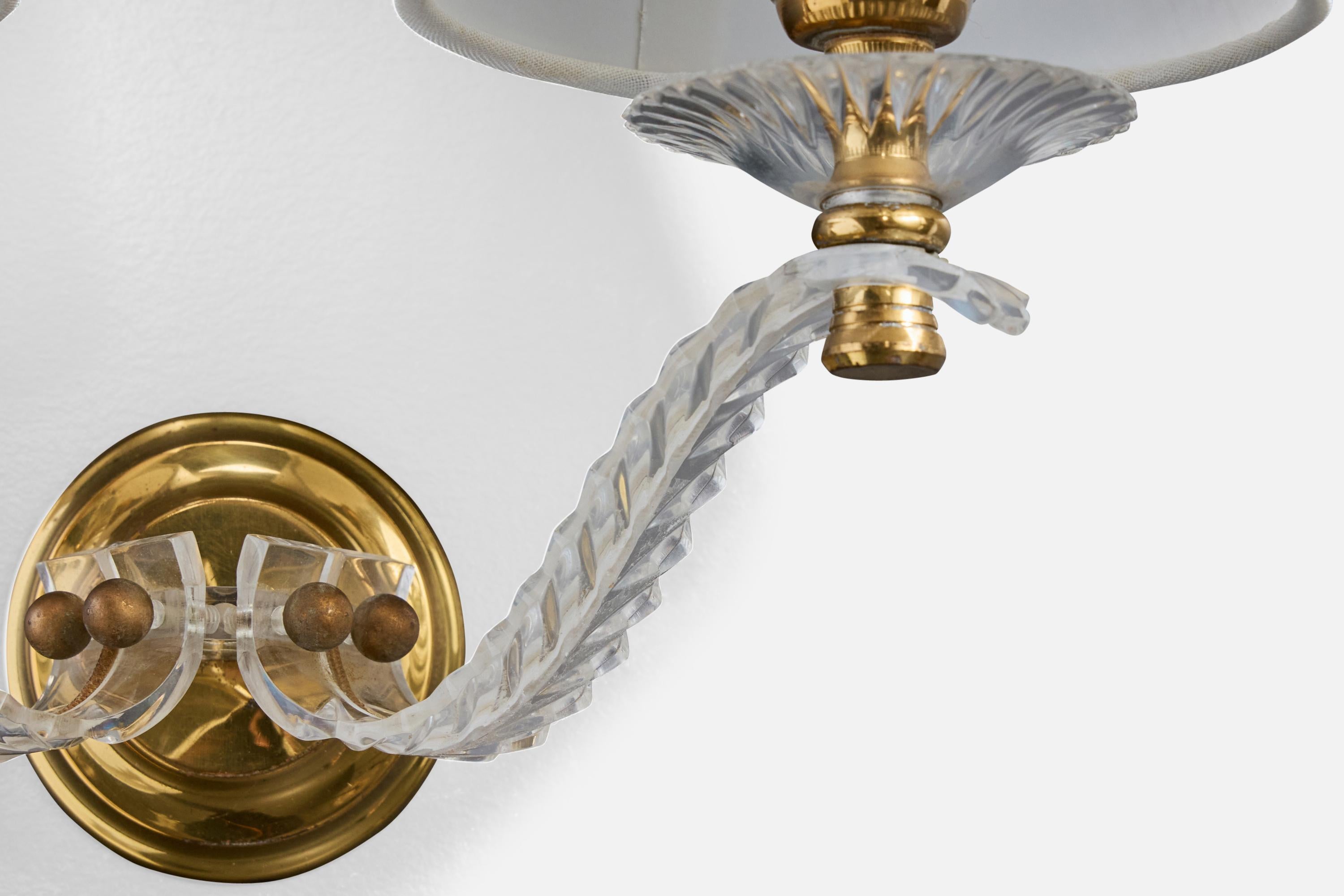 Metà XX secolo Designer francese, lampade da parete, ottone, acrilico, tessuto, Francia, anni '60 in vendita