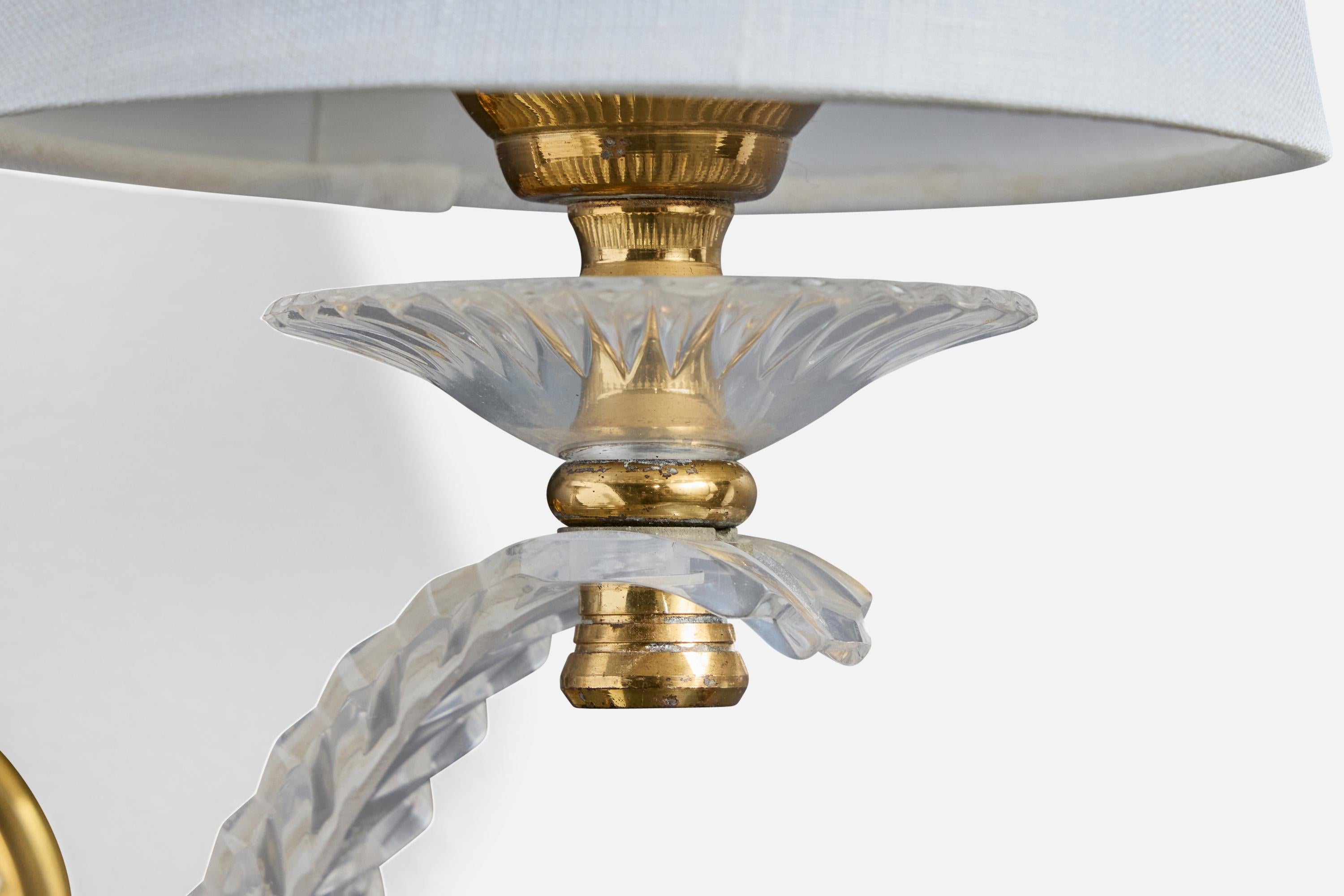 Designer francese, lampade da parete, ottone, acrilico, tessuto, Francia, anni '60 in vendita 1