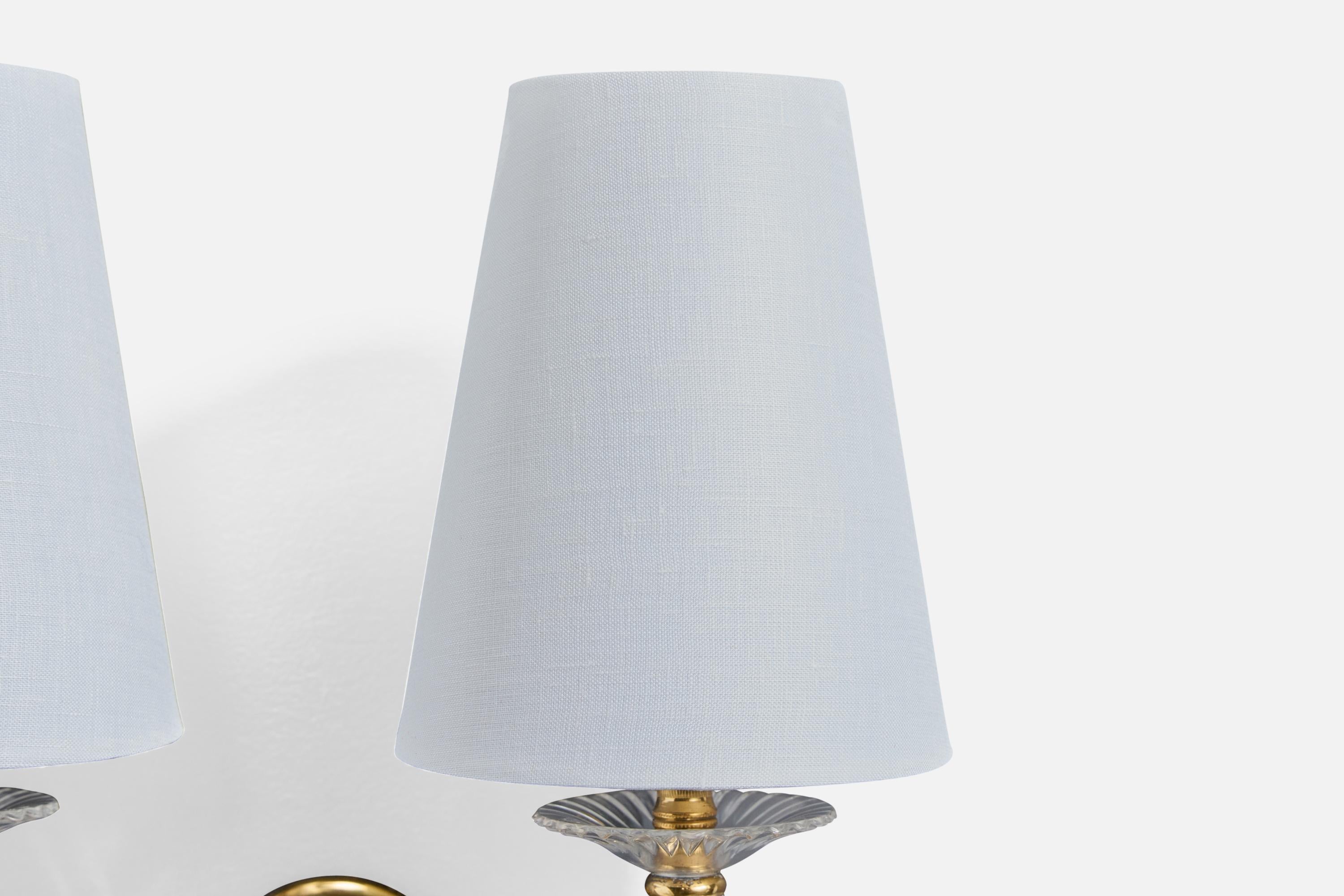 Designer francese, lampade da parete, ottone, acrilico, tessuto, Francia, anni '60 in vendita 2