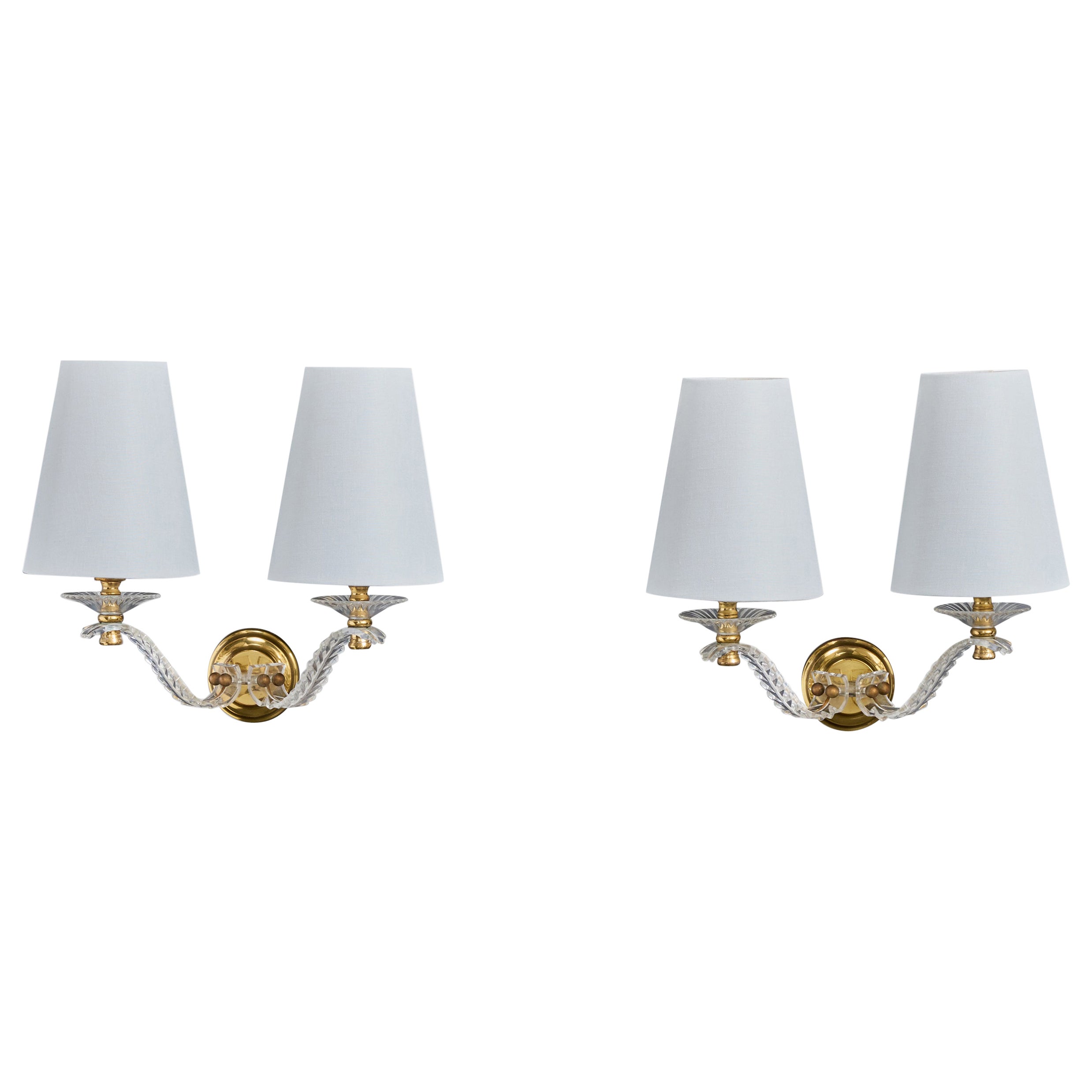 Designer francese, lampade da parete, ottone, acrilico, tessuto, Francia, anni 
60