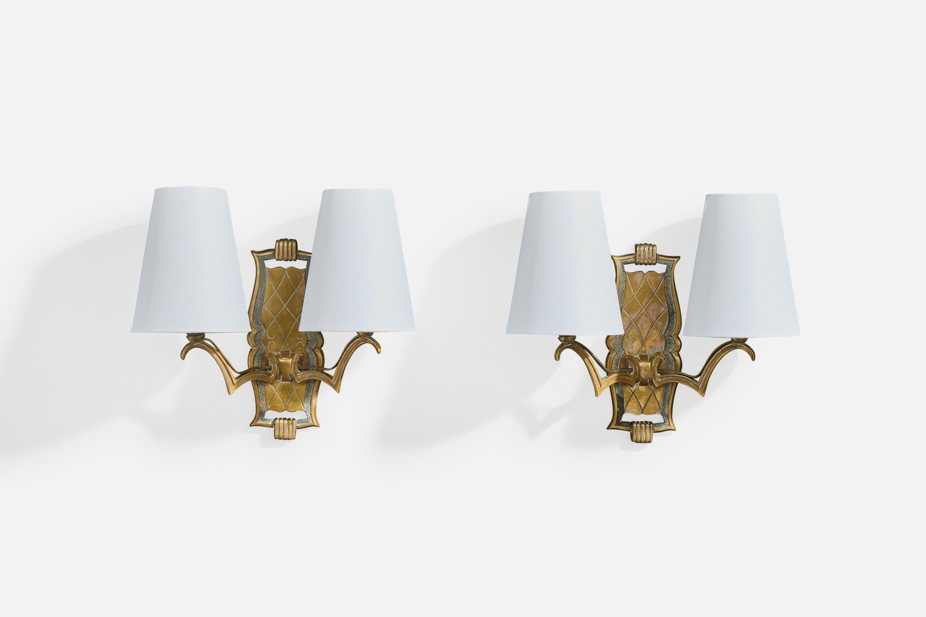 Coppia di applique in ottone e tessuto bianco progettate e prodotte in Francia, anni '1930 circa.

Dimensioni complessive (pollici): 11,25 