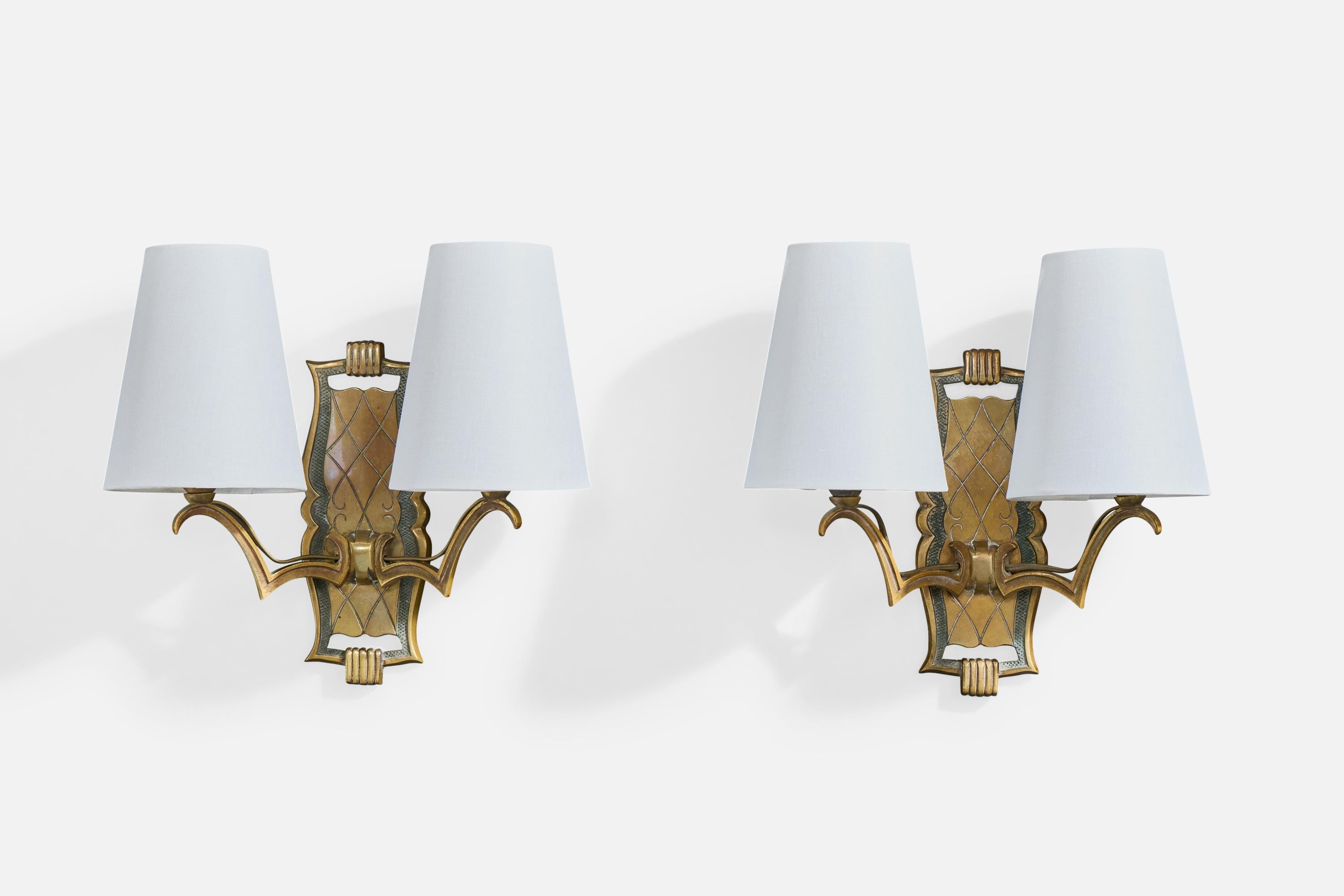 Coppia di applique in ottone e tessuto bianco progettate e prodotte in Francia, anni '1930 circa.

Dimensioni complessive (pollici): 11,25 