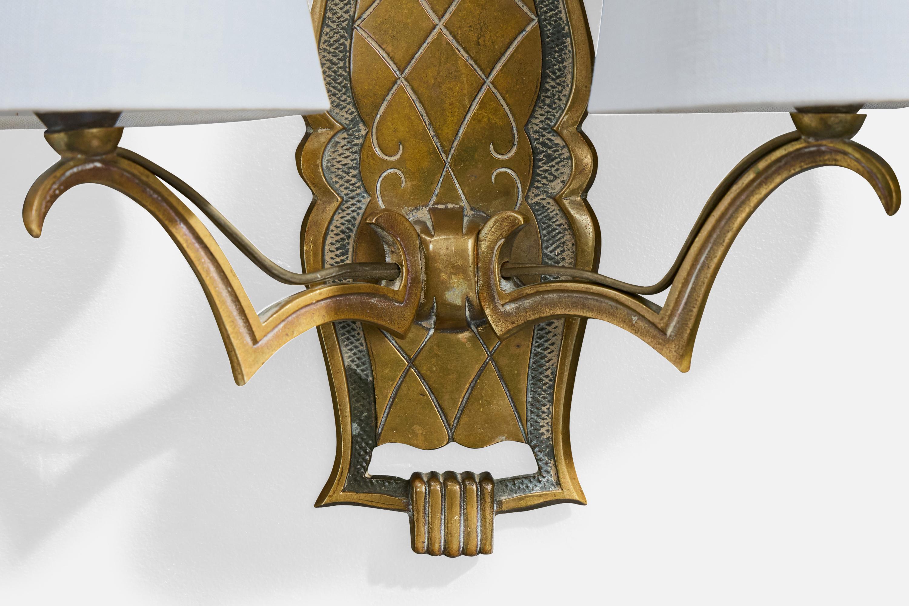 Metà XX secolo Designer francese, lampade da parete, ottone, tessuto, Francia, anni '1930 in vendita