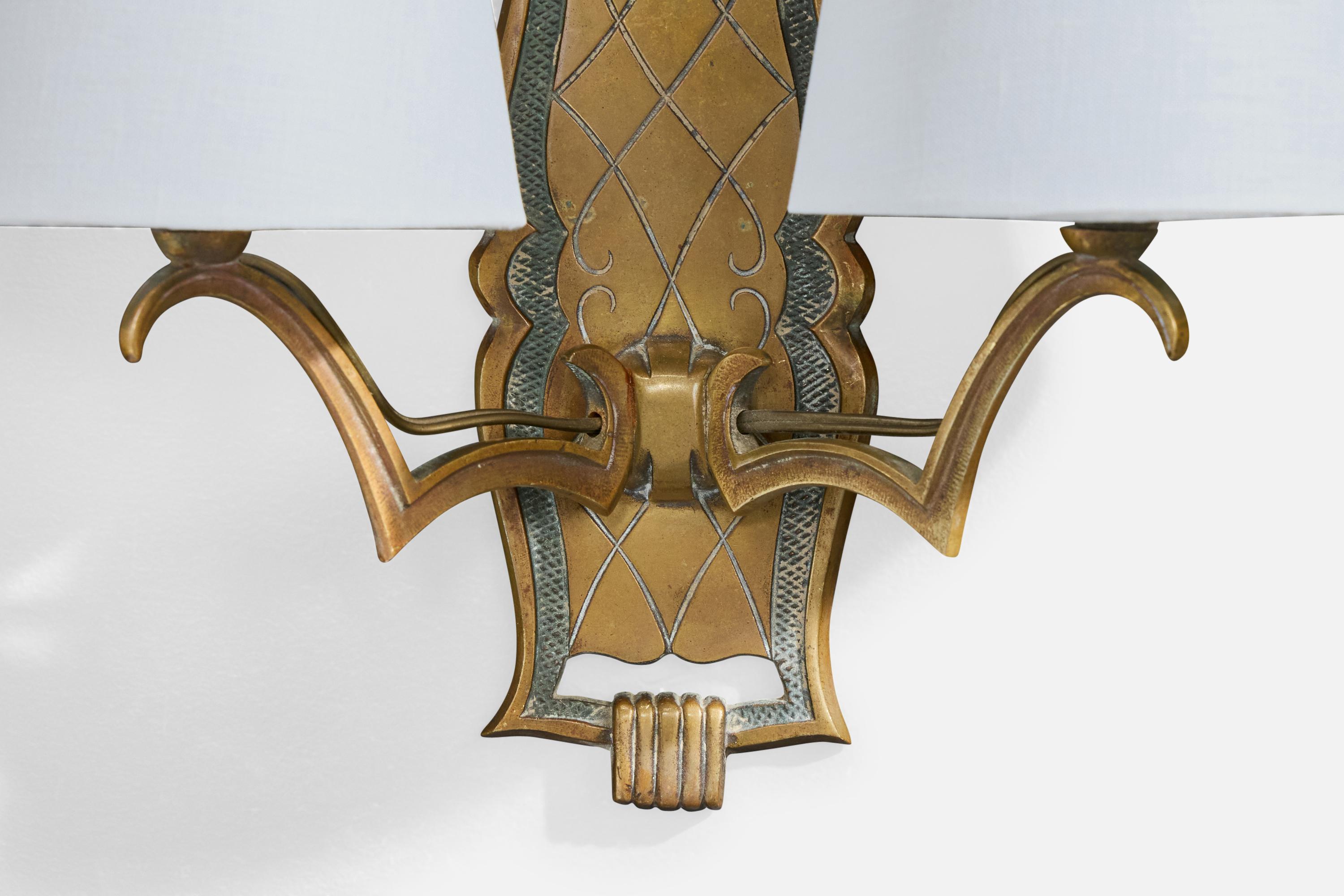 Metà XX secolo Designer francese, lampade da parete, ottone, tessuto, Francia, anni '1930 in vendita