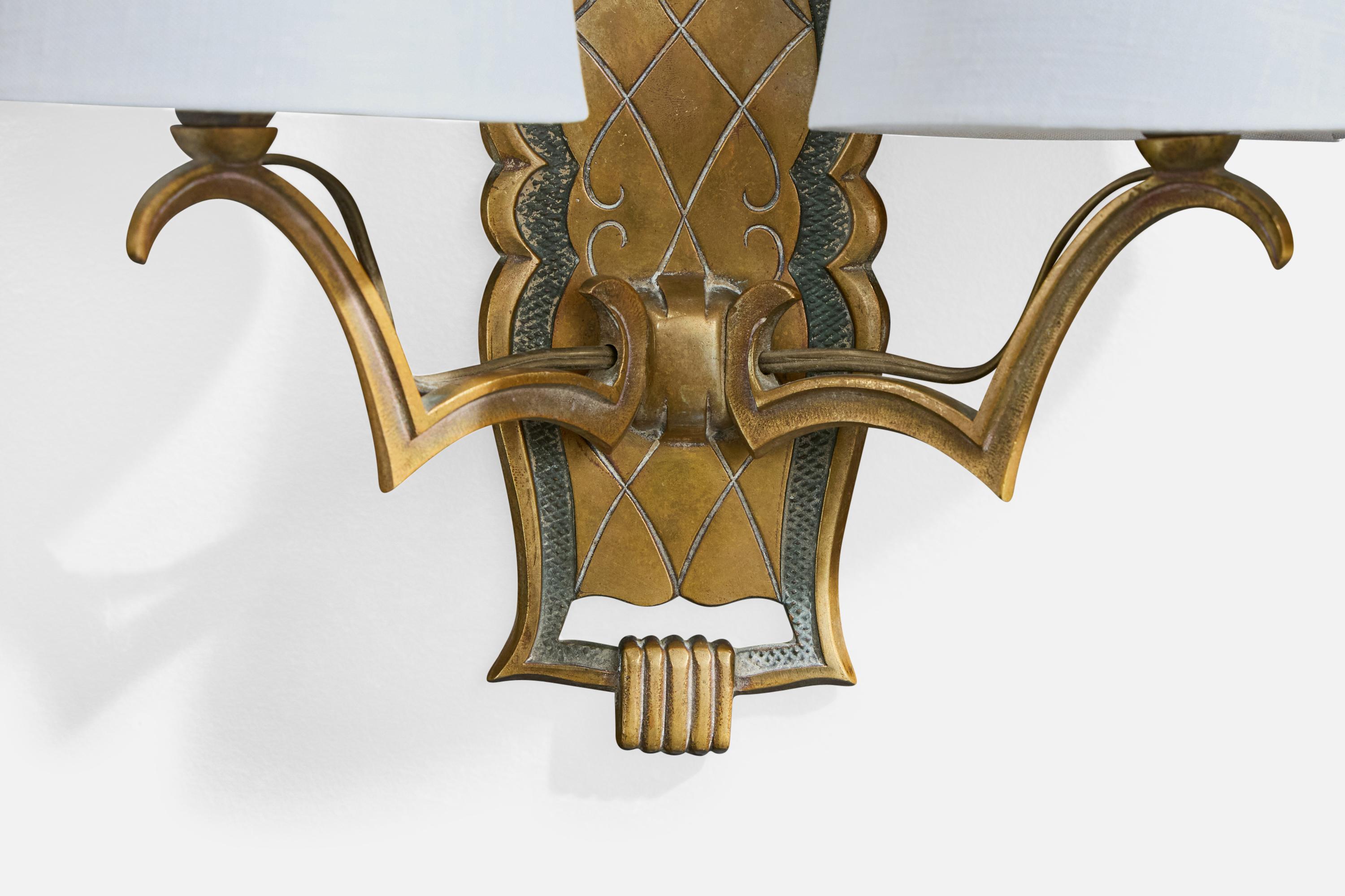Metà XX secolo Designer francese, lampade da parete, ottone, tessuto, Francia, anni '1930 in vendita