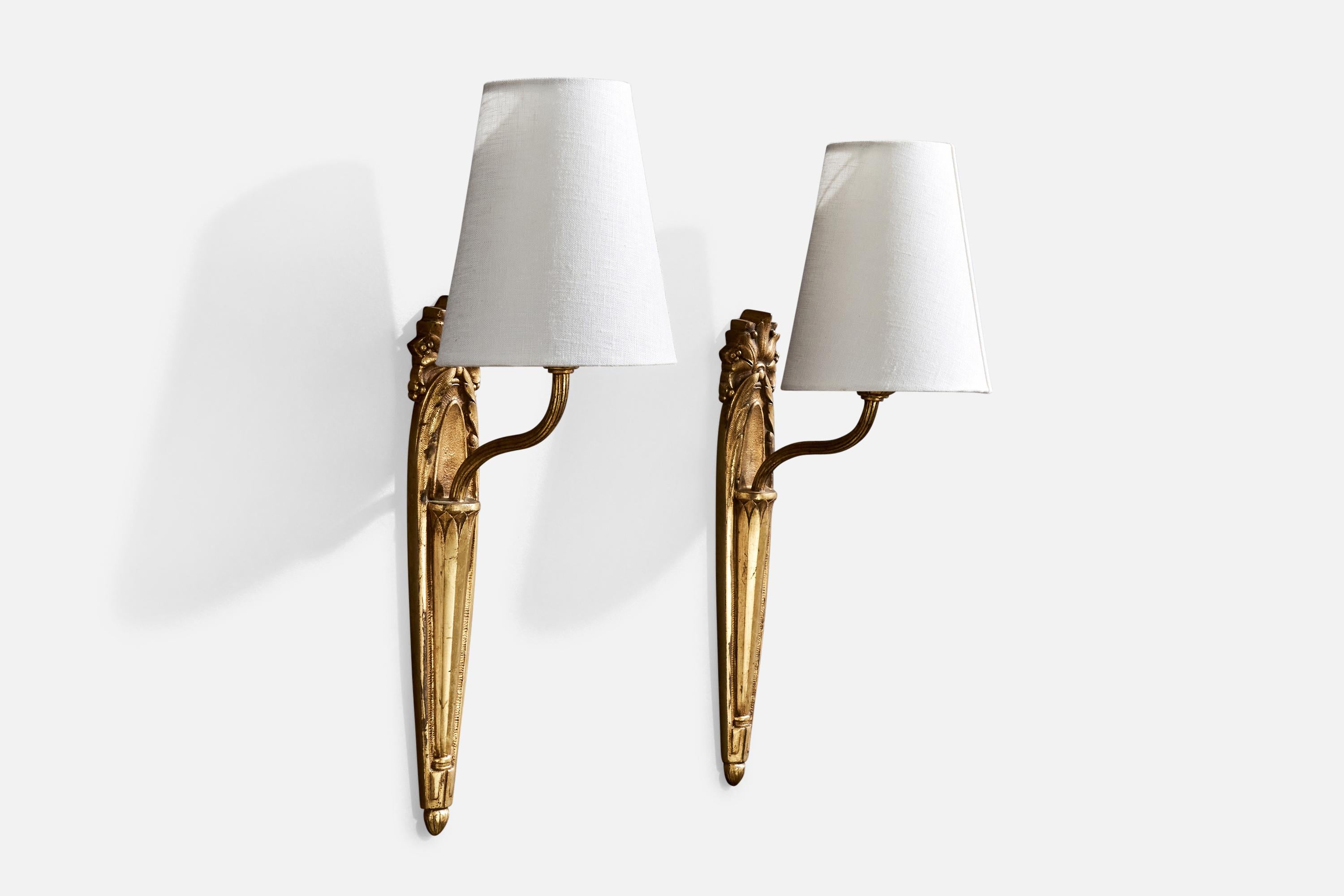 A pair of brass and white fabric wall lights designed and produced in France, c. 1940s.

Overall Dimensions (inches):  16.75” H x  5.125” W x  6.375” D

Back Plate Dimensions (Inches):  12.25” H x 2.125” W x .375” D

Bulb Specifications: