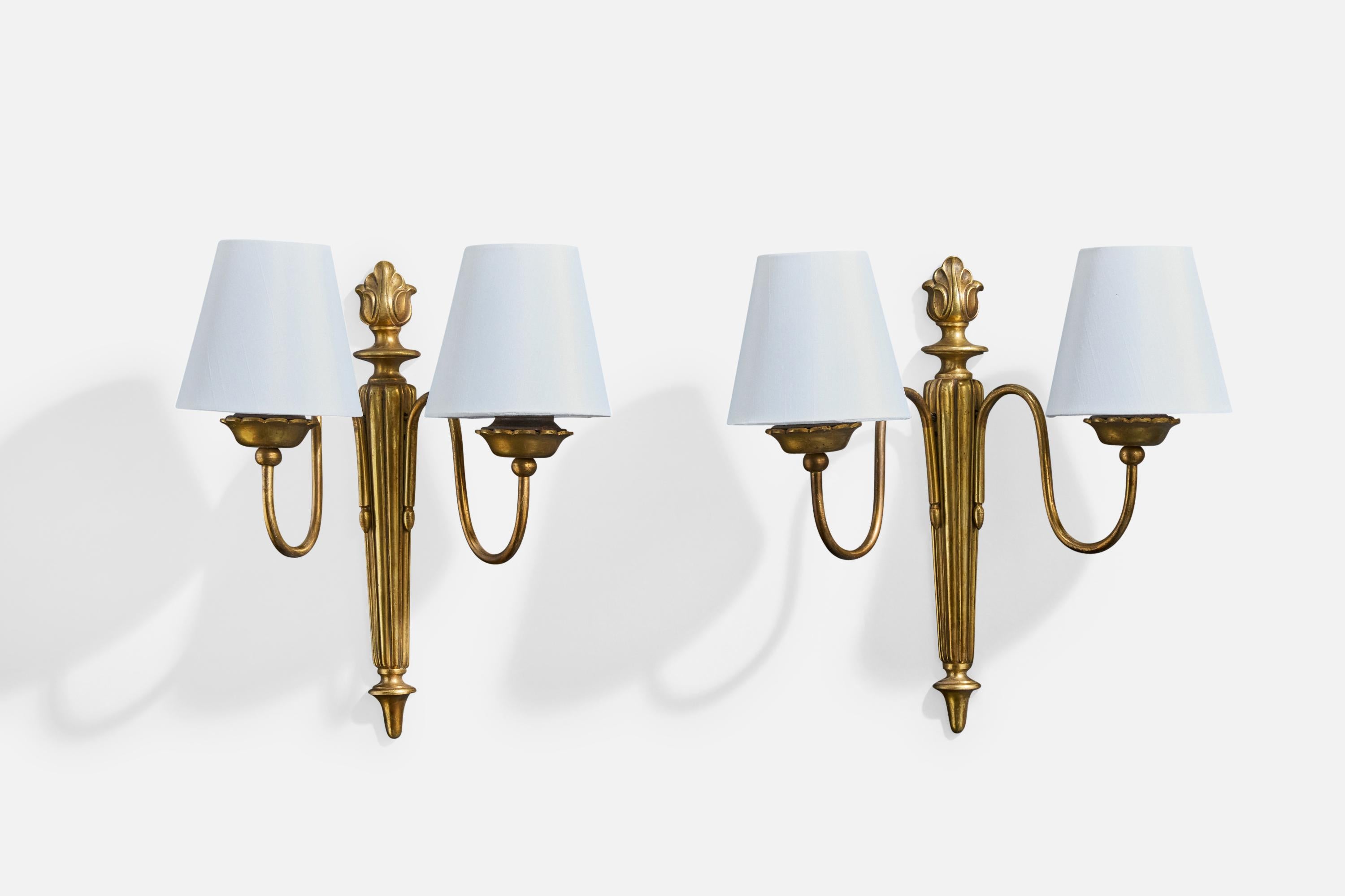 Una coppia di applique in ottone e tessuto bianco probabilmente disegnate e prodotte in Francia, anni '40 circa.

Leggera ossidazione presente in tutto l'ottone. 

Dimensioni complessive (pollici): 14,5