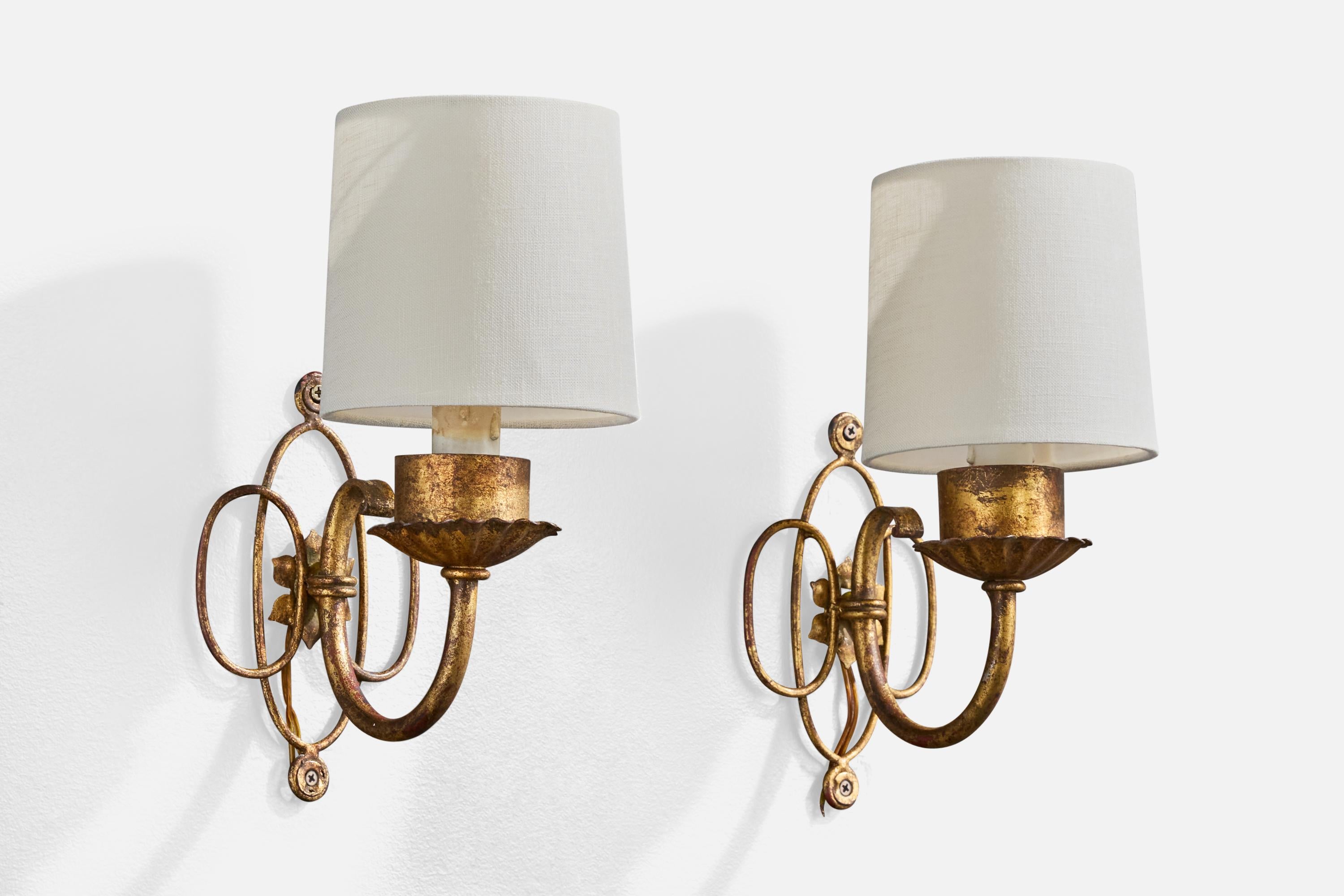 Ein Paar Wandleuchten aus Messing und weißem Stoff, wahrscheinlich in Frankreich entworfen und hergestellt, ca. 1940er Jahre.

Ersetzte Lampenschirme.

Gesamtabmessungen (Zoll): 10,0 