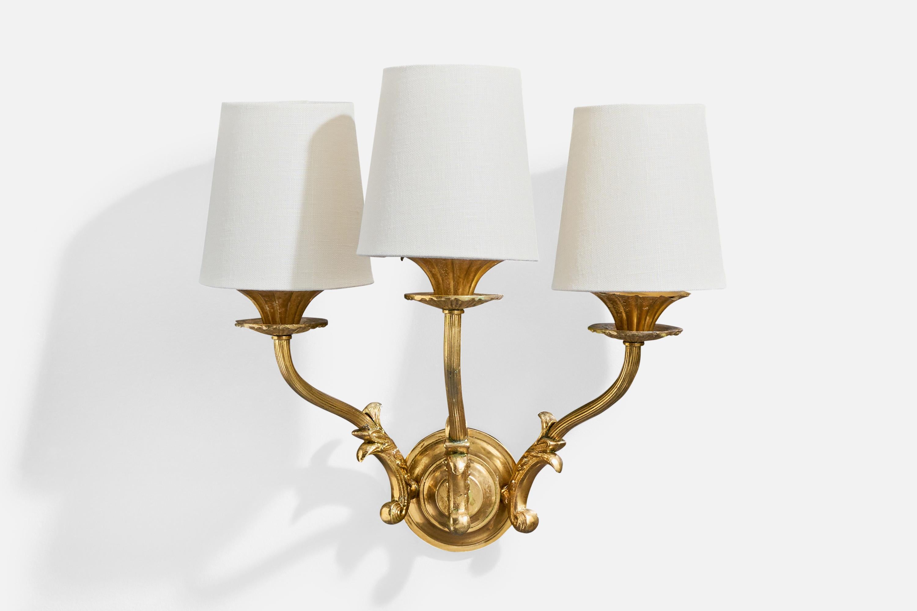 Un'applique in ottone e tessuto bianco progettata e prodotta in Francia, negli anni '1940 circa.

L'ottone si presenta con una leggera ossidazione

Dimensioni complessive (pollici): 13,25 