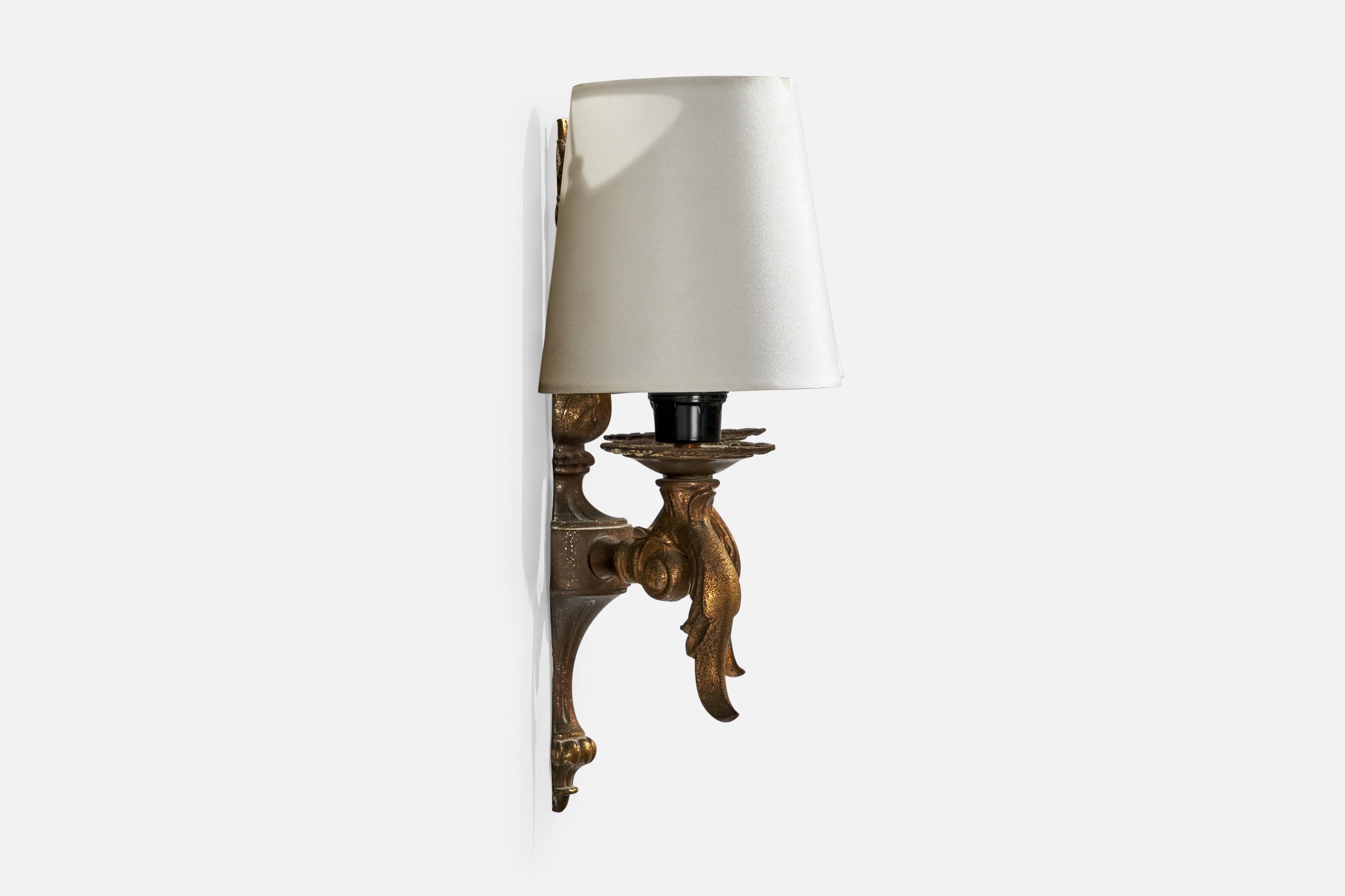 Metà XX secolo Designer francese, lampade da parete, ottone, tessuto, Francia, anni '1940 in vendita
