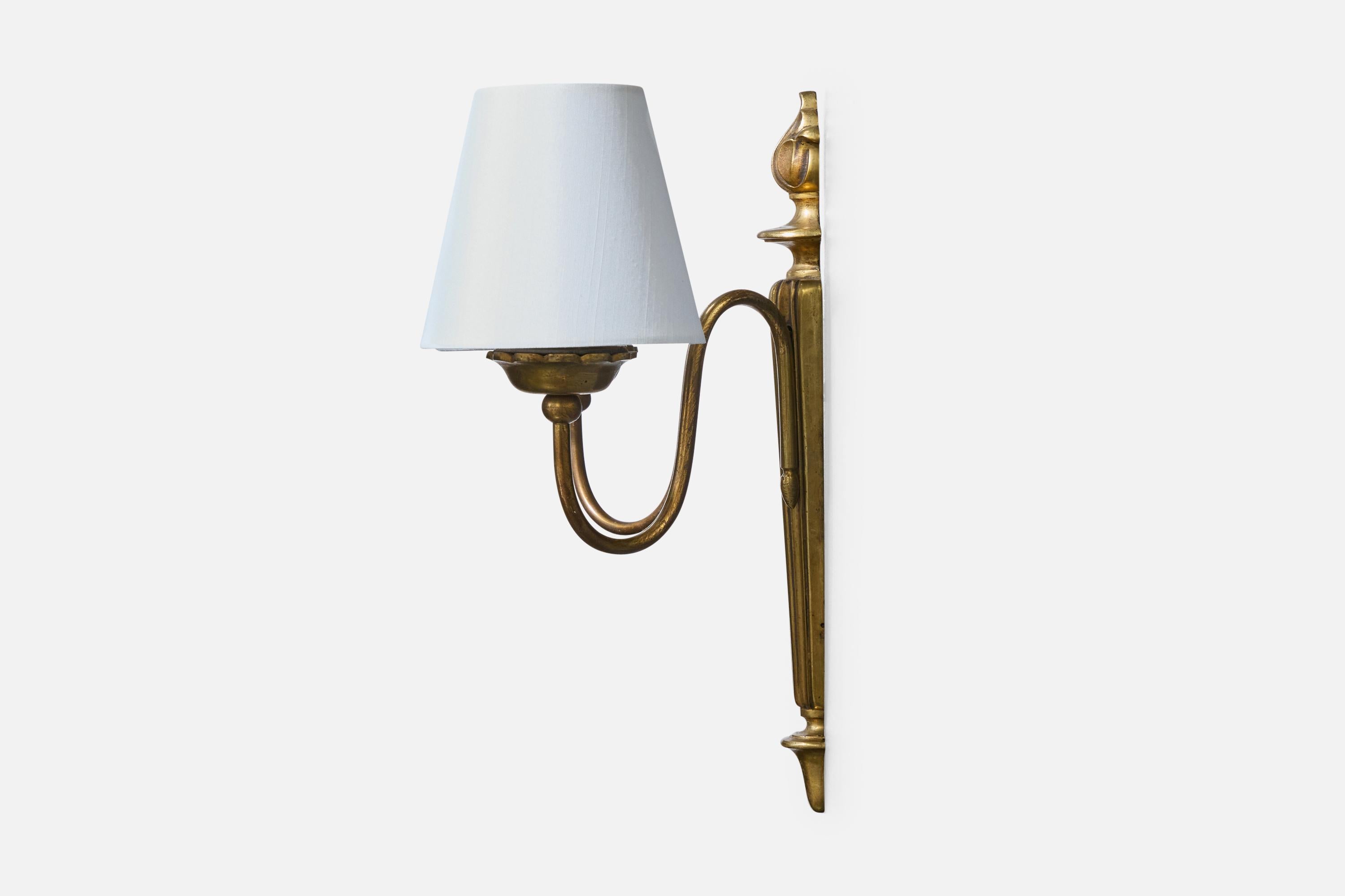 Designer francese, lampade da parete, ottone, tessuto, Francia, anni '1940 In condizioni discrete in vendita a High Point, NC