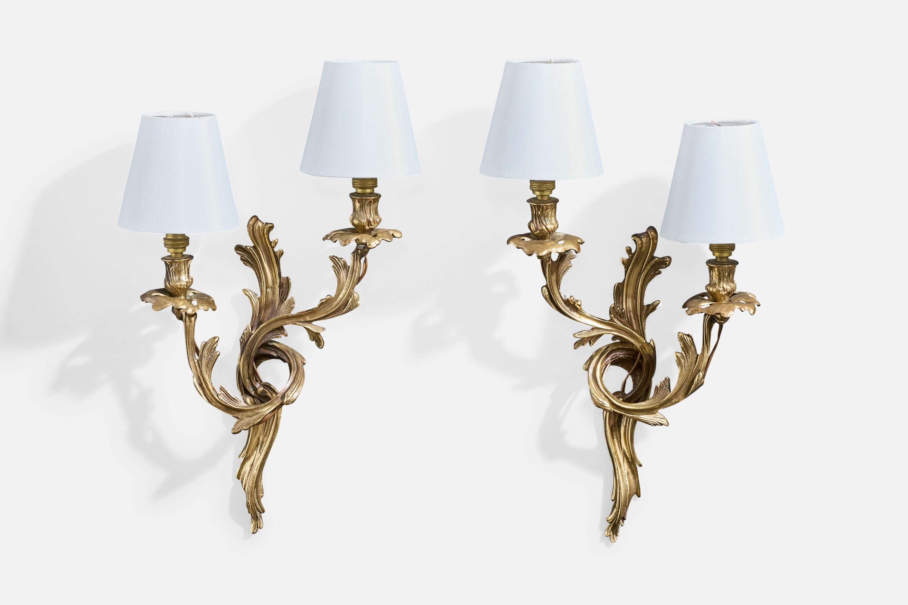 Coppia di applique in ottone e tessuto bianco progettate e prodotte in Francia, anni '1950 circa.

L'ottone presenta una leggera ossidazione. 

Paralumi nuovi di zecca.

Dimensioni complessive (pollici): 20,0 