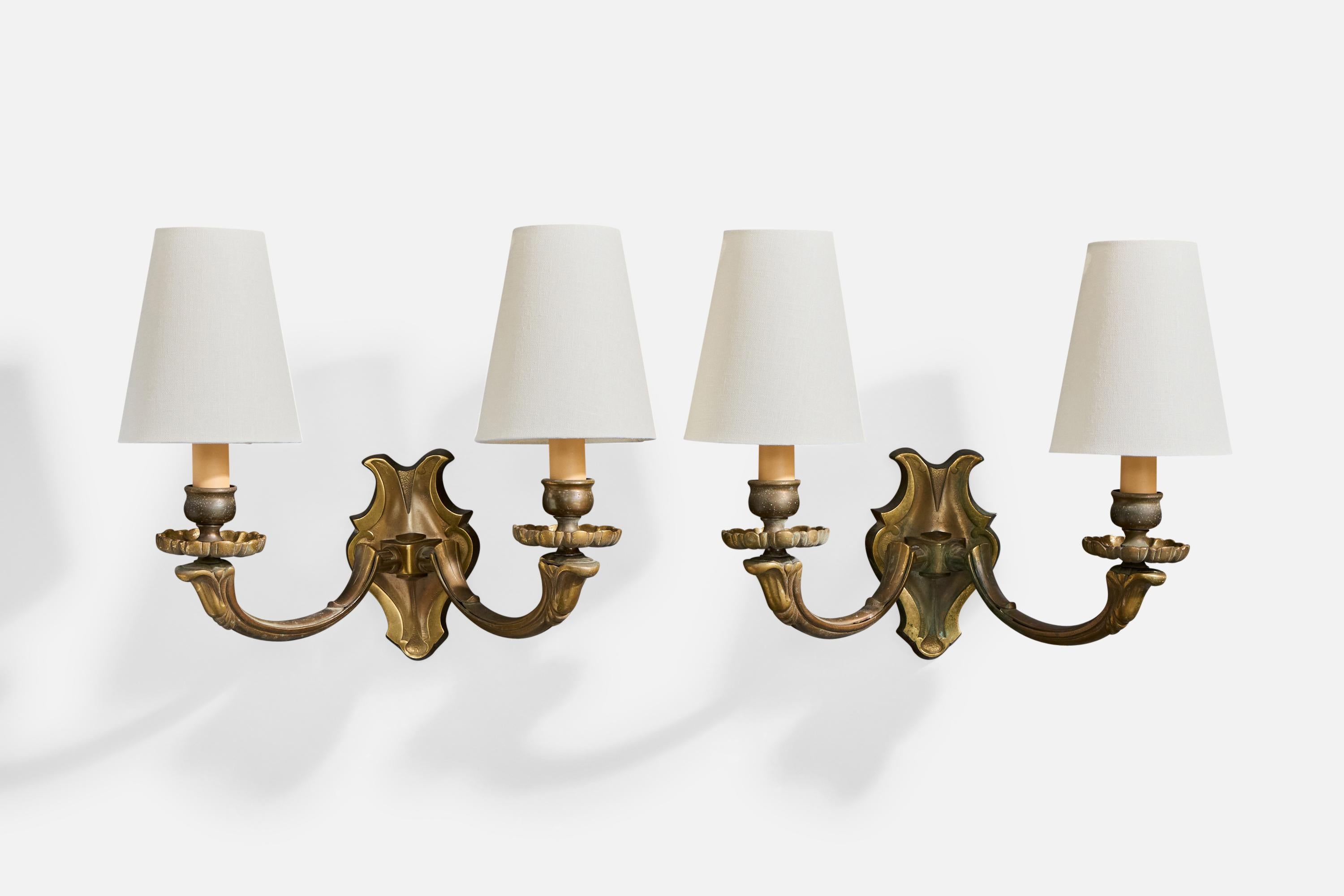 Una coppia di applique in ottone, plastica gialla e tessuto bianco probabilmente progettate e prodotte in Francia, negli anni '50 circa.

Dimensioni complessive (pollici): 13,5 