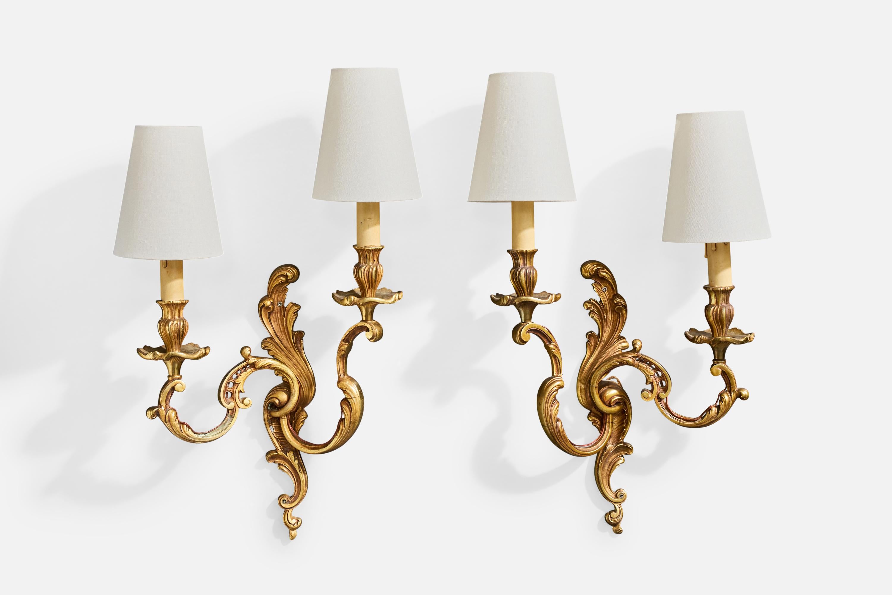 Coppia di applique in ottone, plastica e tessuto bianco progettate e prodotte in Francia, anni '50 circa.

Dimensioni complessive (pollici): 22,75 