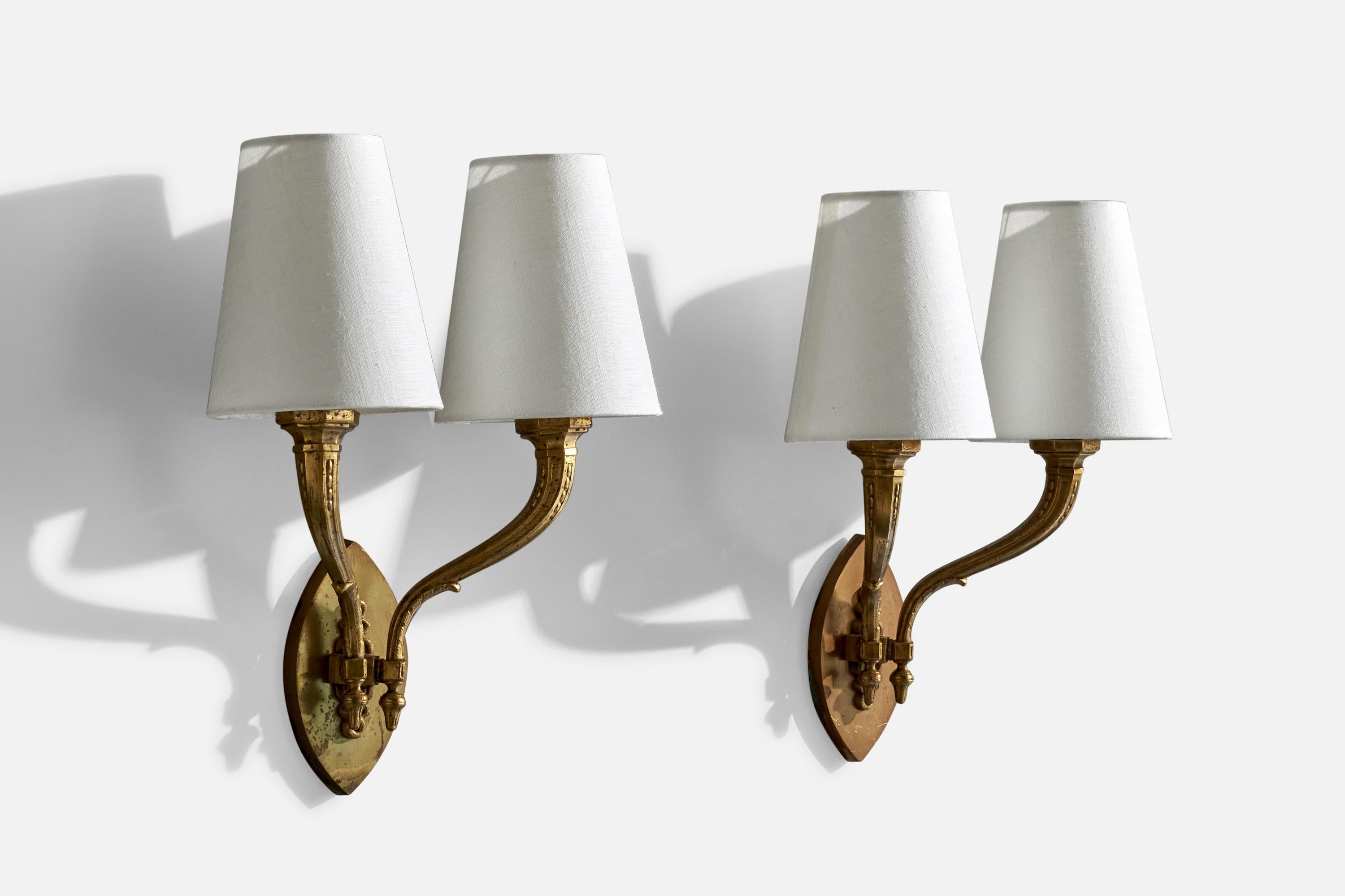 Francese Designer francese, lampade da parete, ottone, tessuto, Francia, anni '1950 in vendita
