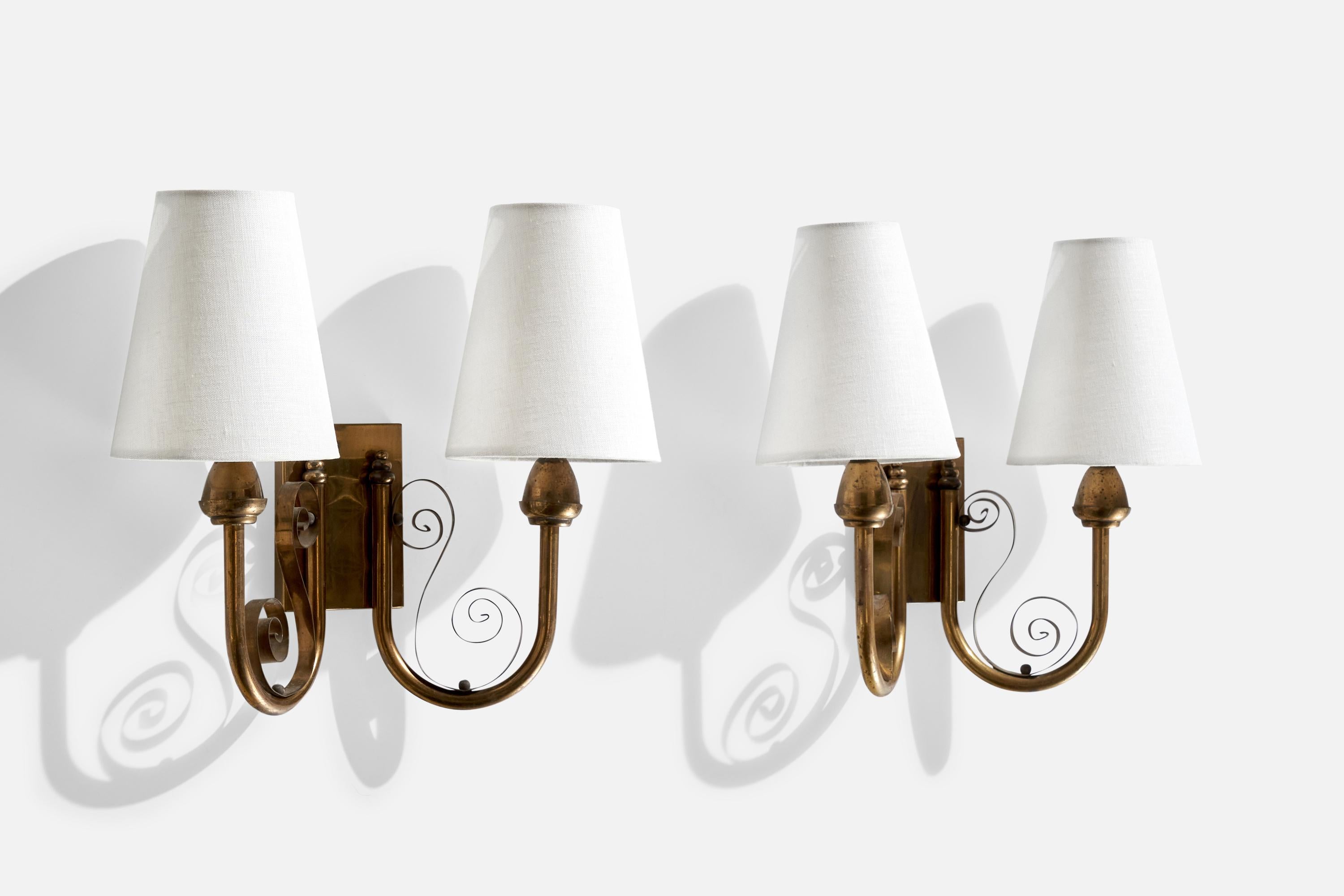 Mid-Century moderno Designer francese, lampade da parete, ottone, tessuto, Francia, anni '1950 in vendita