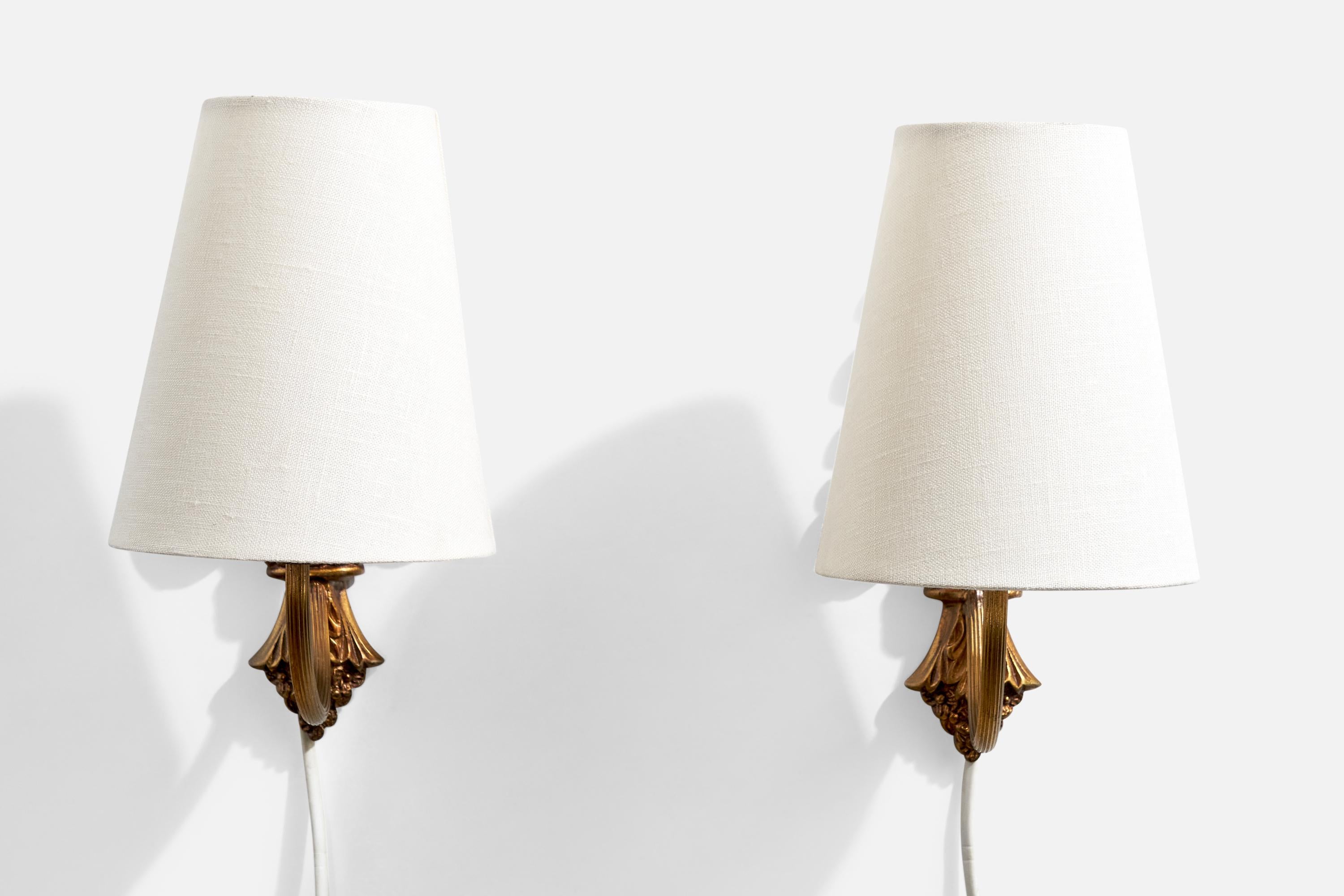 Francese Designer francese, lampade da parete, ottone, tessuto, Francia, anni '1950 in vendita