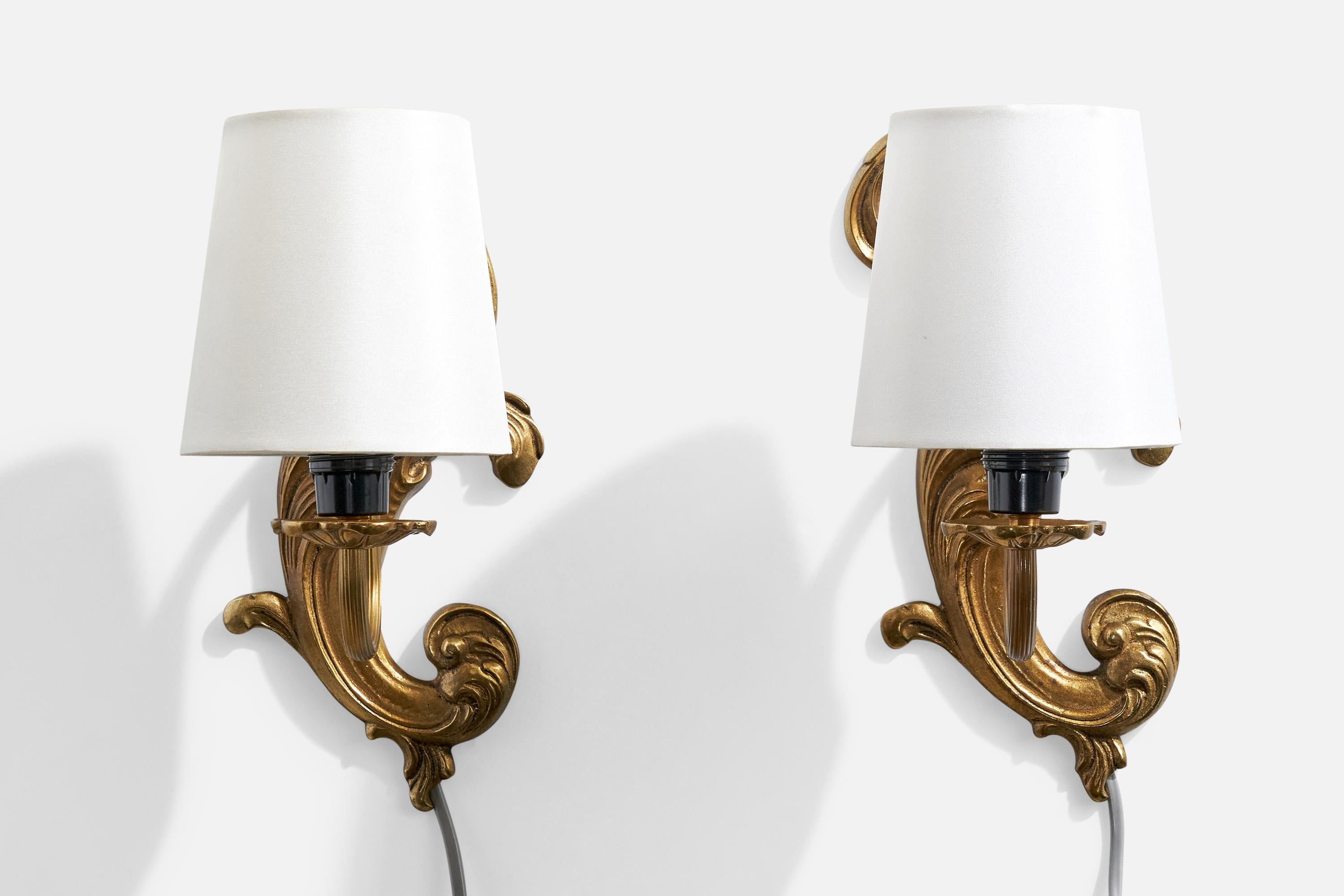 Francese Designer francese, lampade da parete, ottone, tessuto, Francia, anni '1950 in vendita