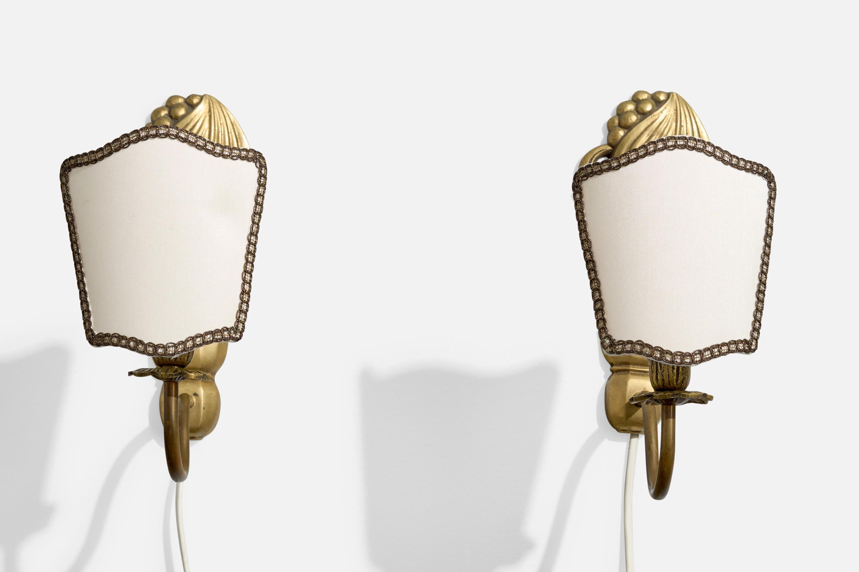 French Designer, Wall Lights, Brass, Fabric, France, 1950s In Good Condition For Sale In High Point, NC
