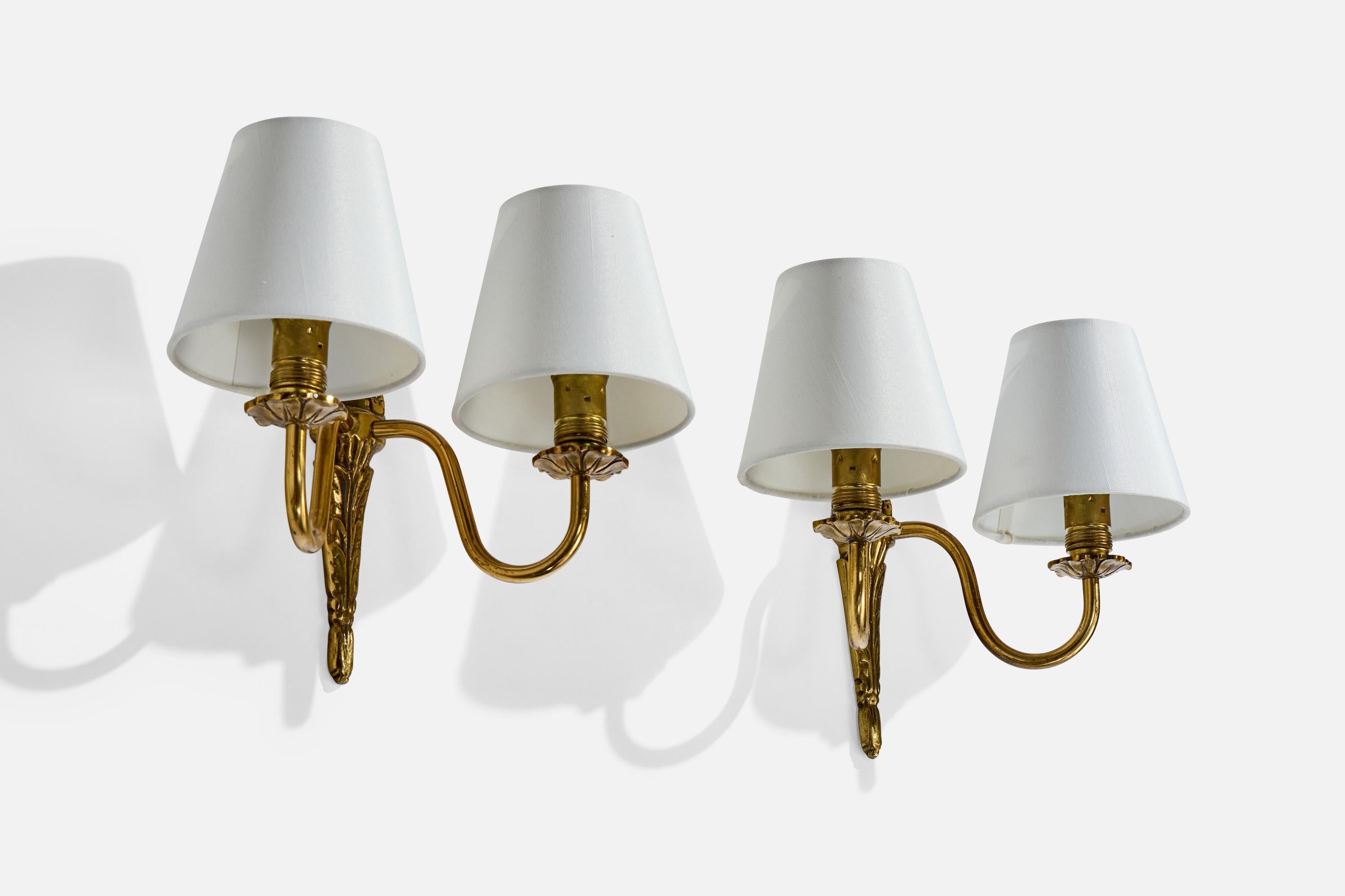 Mid-Century moderno Designer francese, lampade da parete, ottone, tessuto, Francia, anni '1950 in vendita