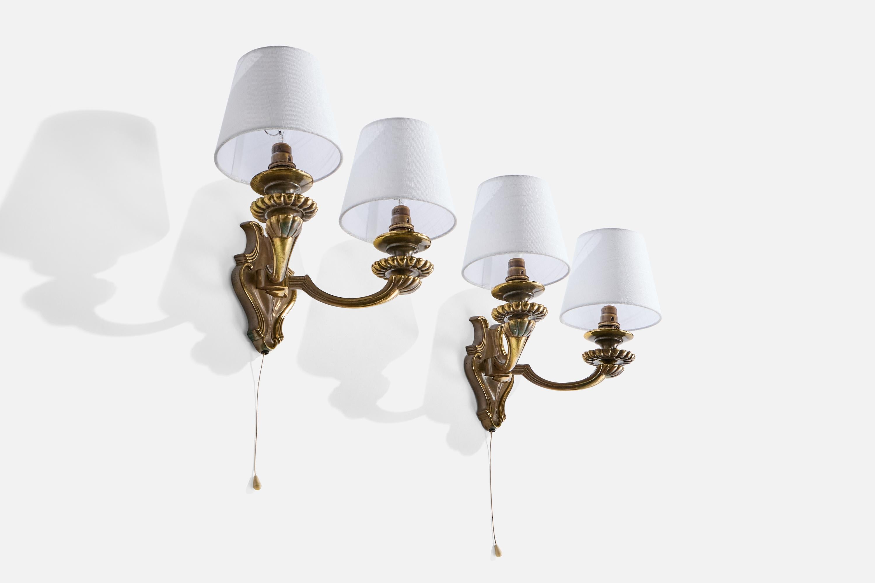 Mid-Century moderno Designer francese, lampade da parete, ottone, tessuto, Francia, anni '1950 in vendita