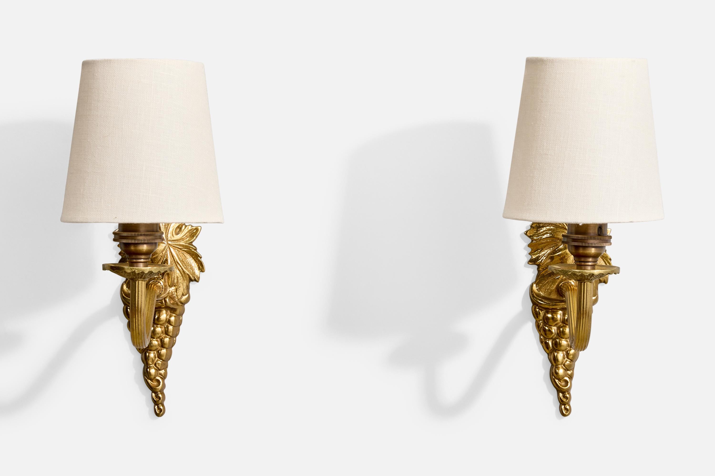 French Designer, Wall Lights, Brass, Fabric, France, 1950s (Moderne der Mitte des Jahrhunderts) im Angebot