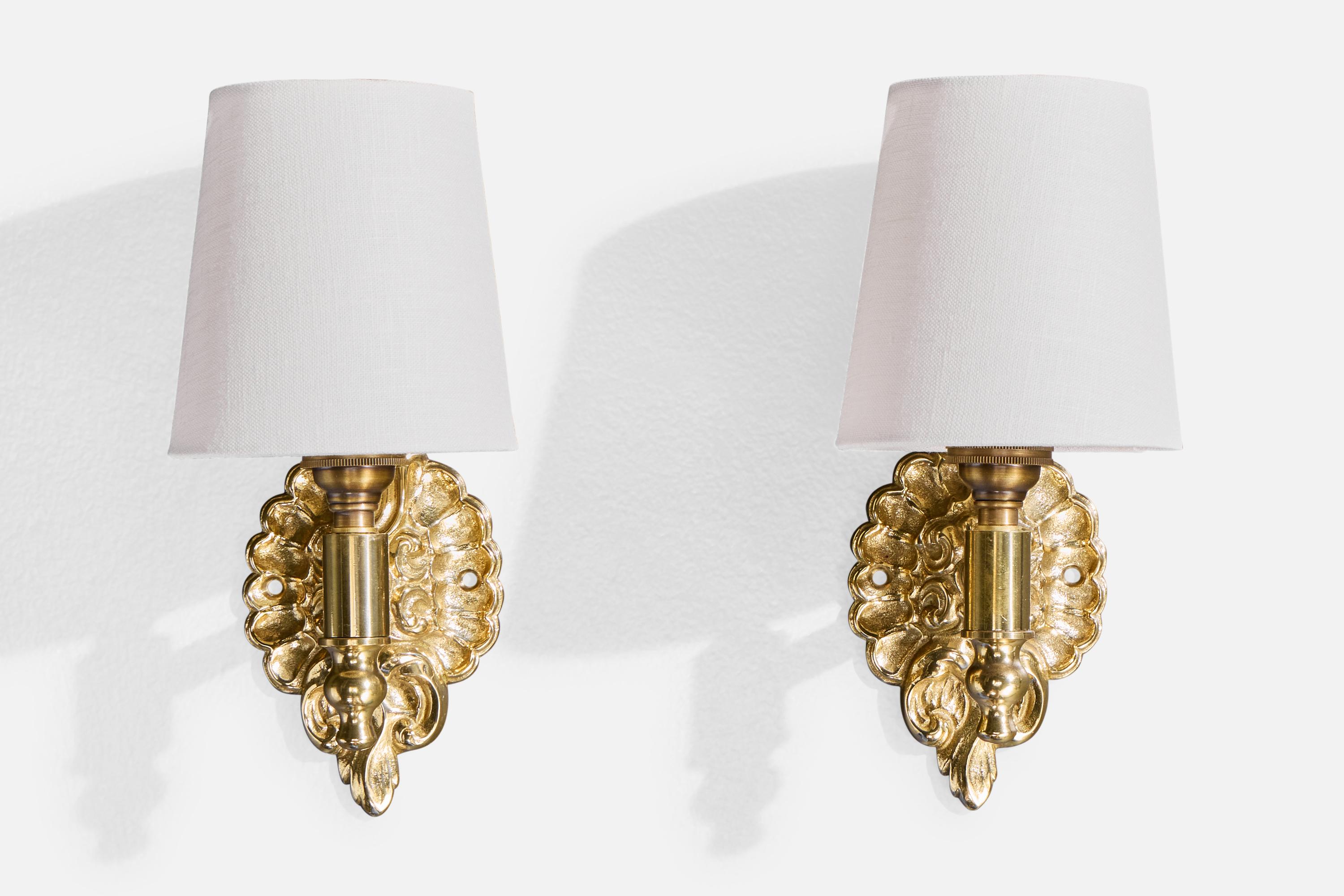 Mid-Century moderno Designer francese, lampade da parete, ottone, tessuto, Francia, anni '1950 in vendita