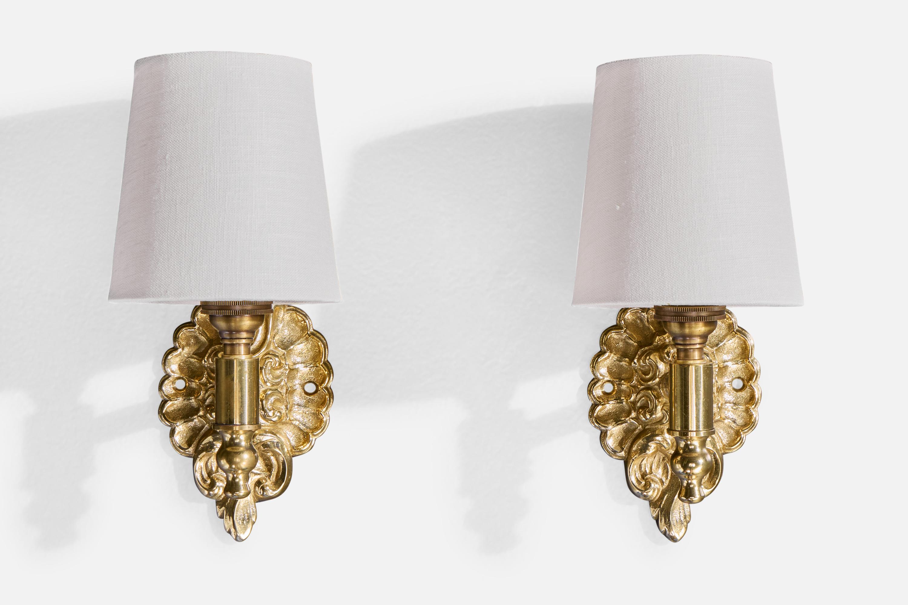Mid-Century moderno Designer francese, lampade da parete, ottone, tessuto, Francia, anni '1950 in vendita