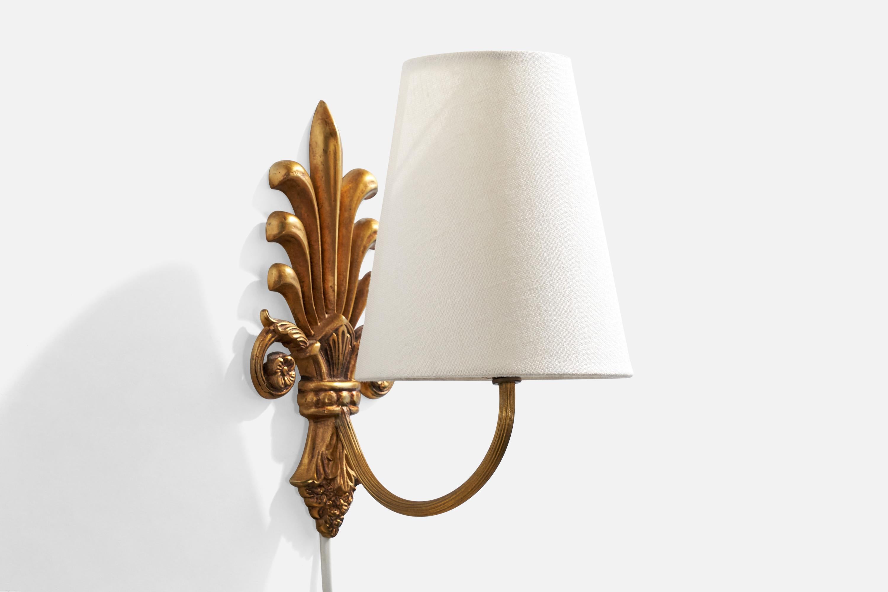 Designer francese, lampade da parete, ottone, tessuto, Francia, anni '1950 In condizioni buone in vendita a High Point, NC