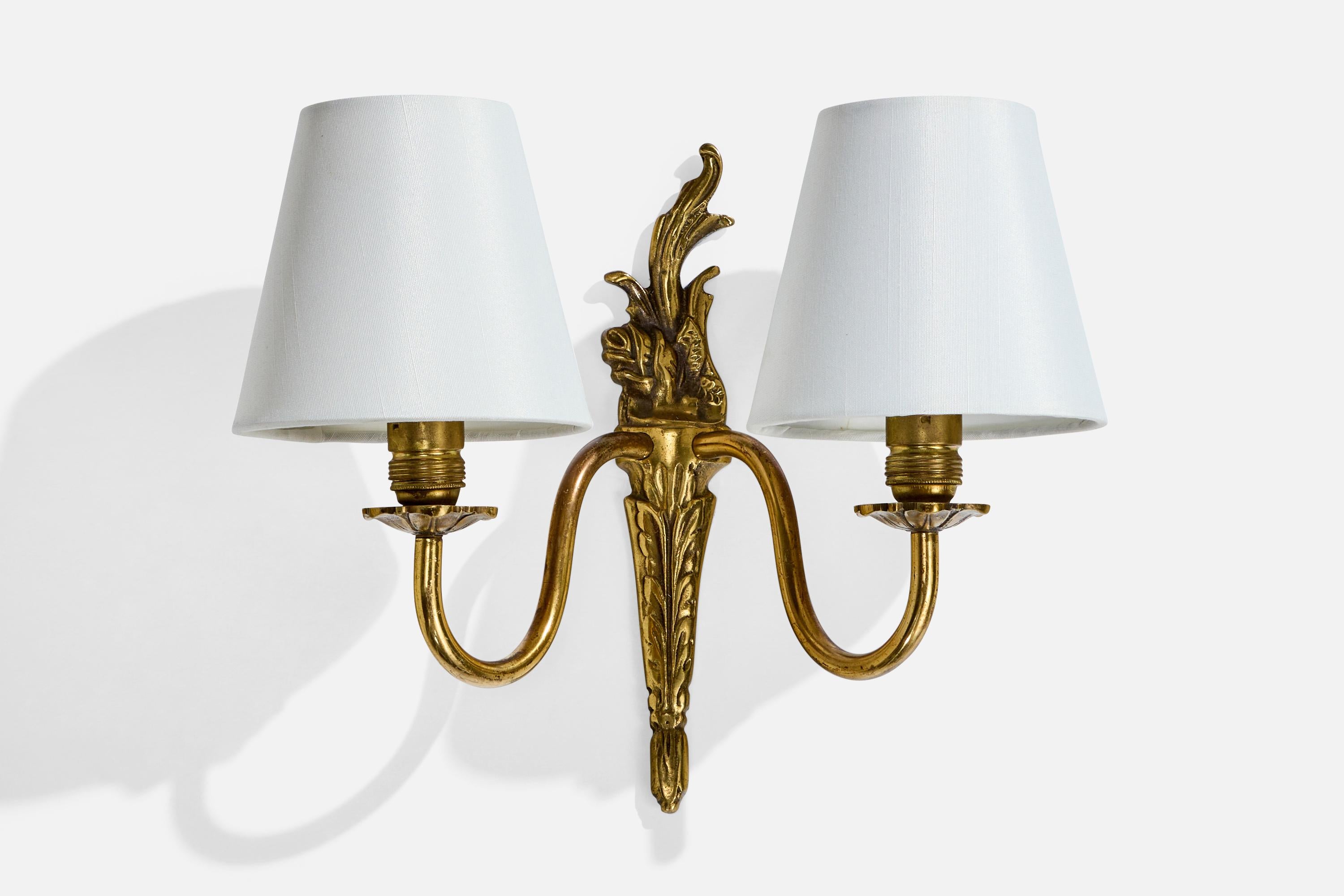 Francese Designer francese, lampade da parete, ottone, tessuto, Francia, anni '1950 in vendita