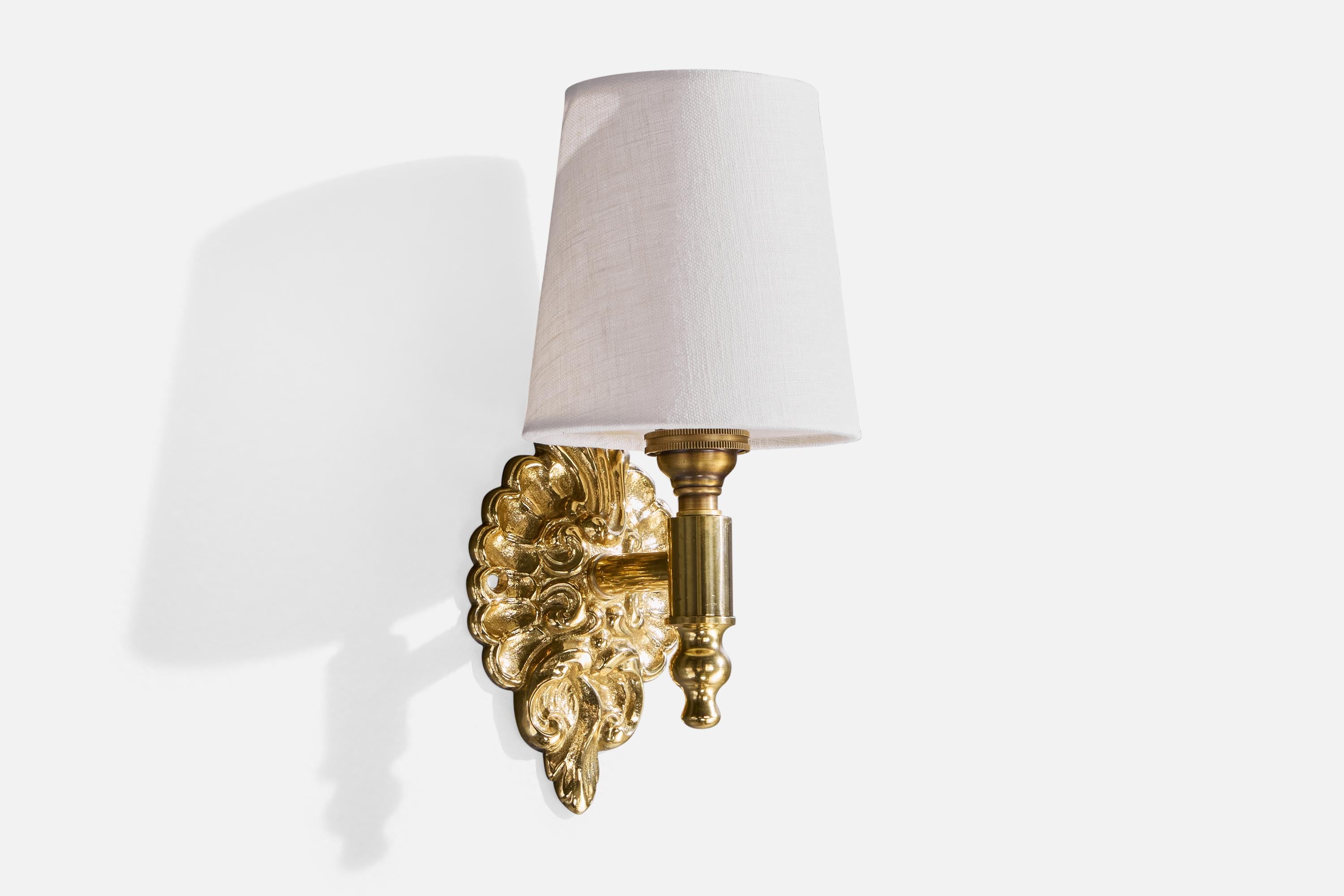Francese Designer francese, lampade da parete, ottone, tessuto, Francia, anni '1950 in vendita
