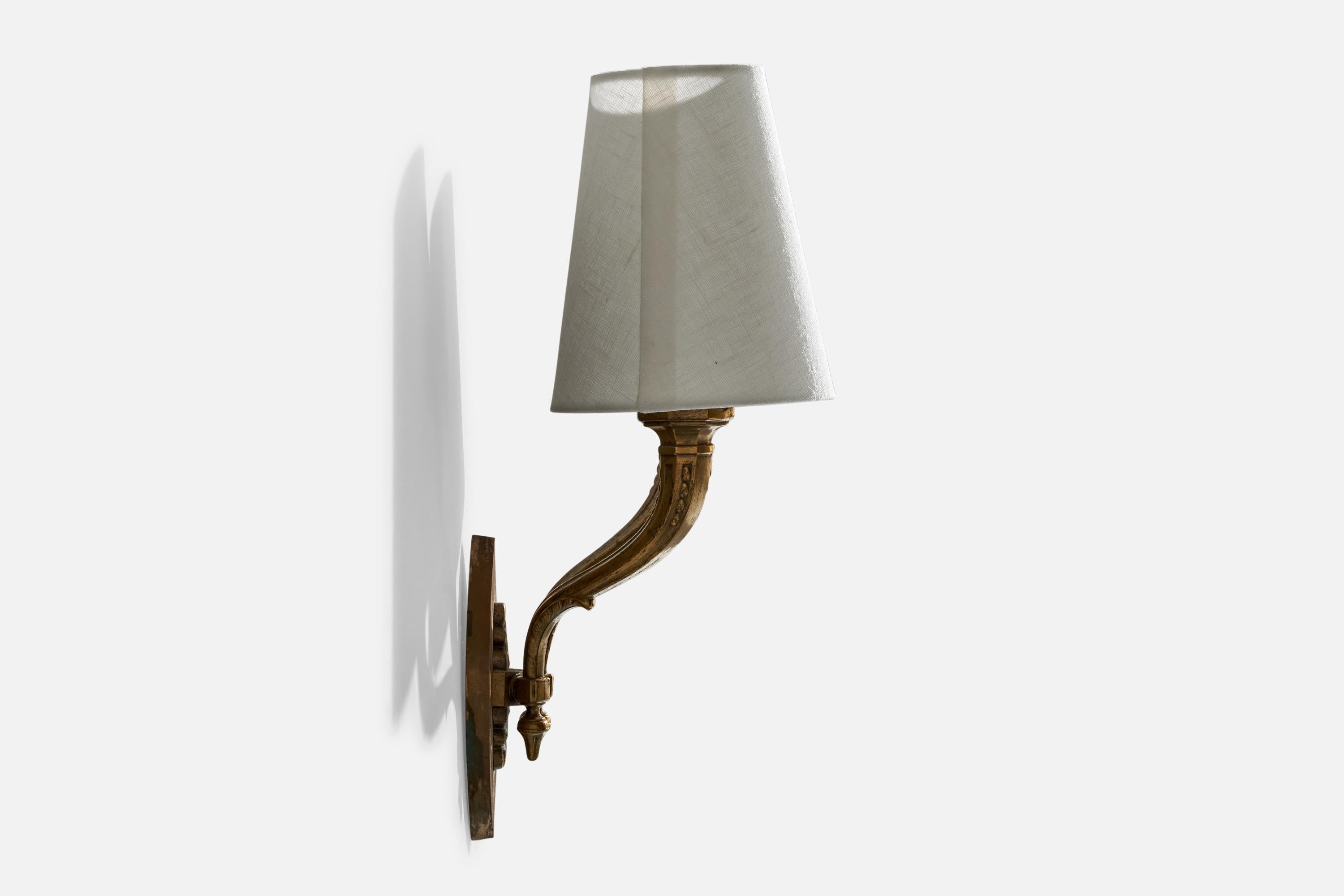Metà XX secolo Designer francese, lampade da parete, ottone, tessuto, Francia, anni '1950 in vendita