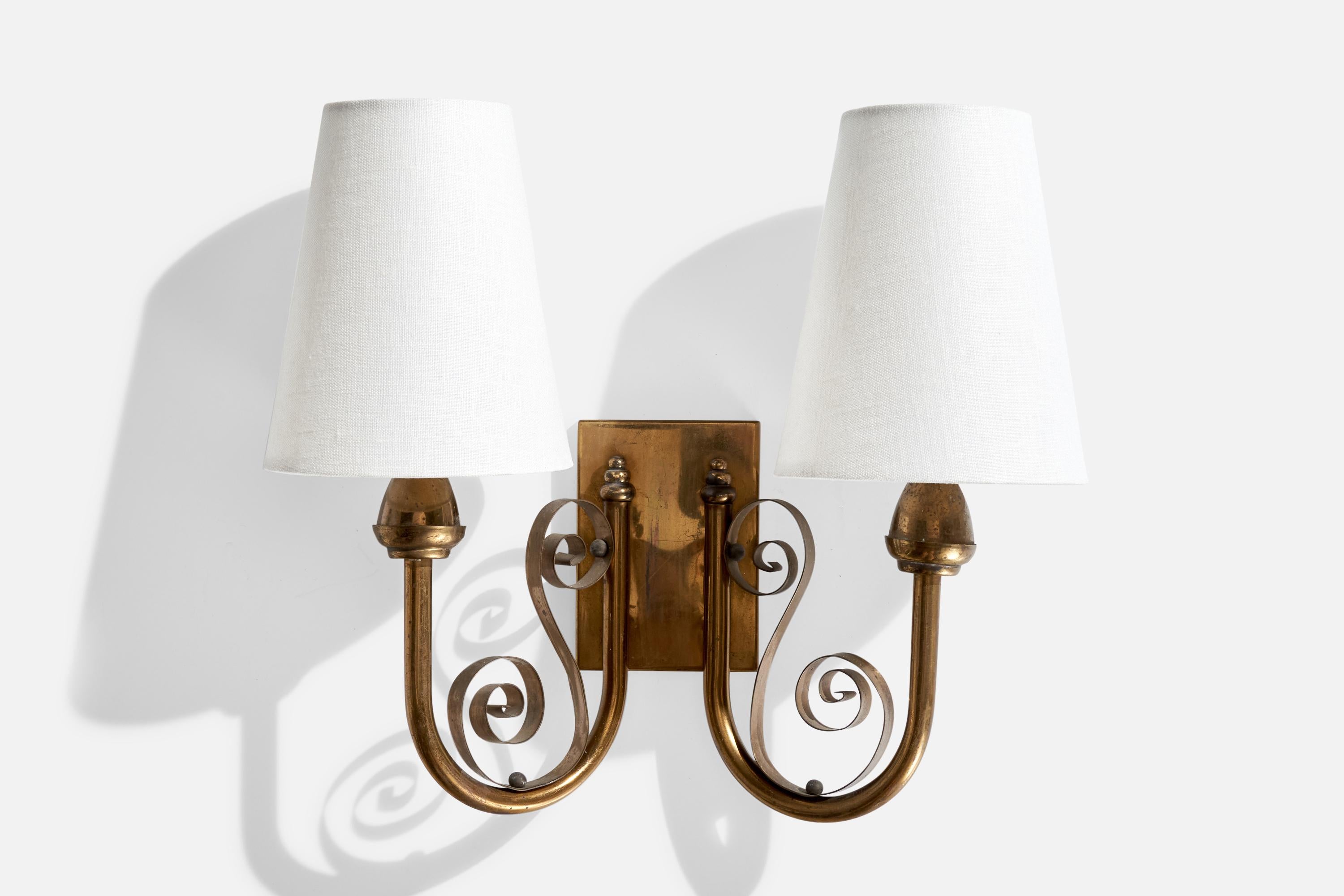 Designer francese, lampade da parete, ottone, tessuto, Francia, anni '1950 In condizioni buone in vendita a High Point, NC
