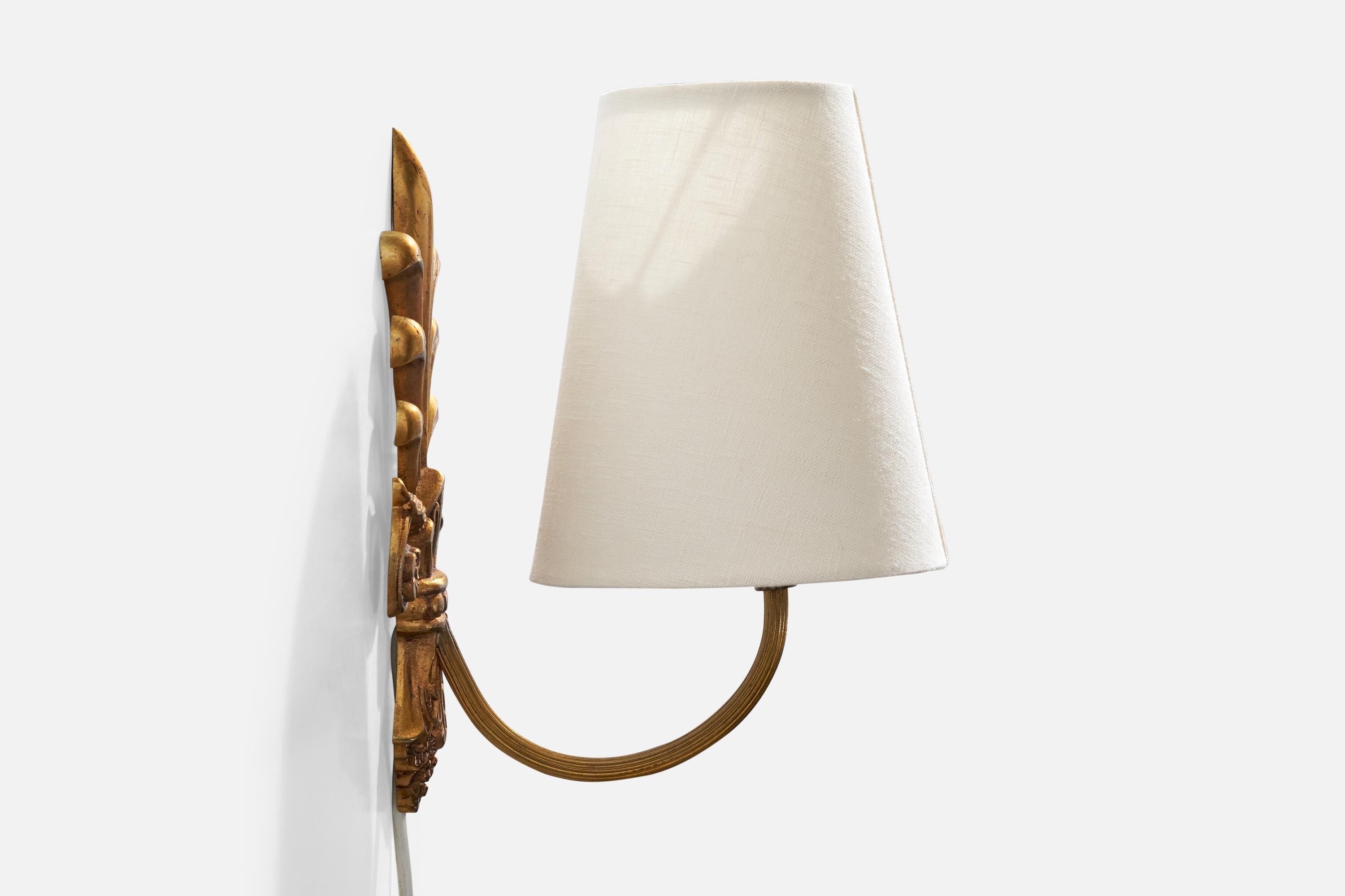 Metà XX secolo Designer francese, lampade da parete, ottone, tessuto, Francia, anni '1950 in vendita