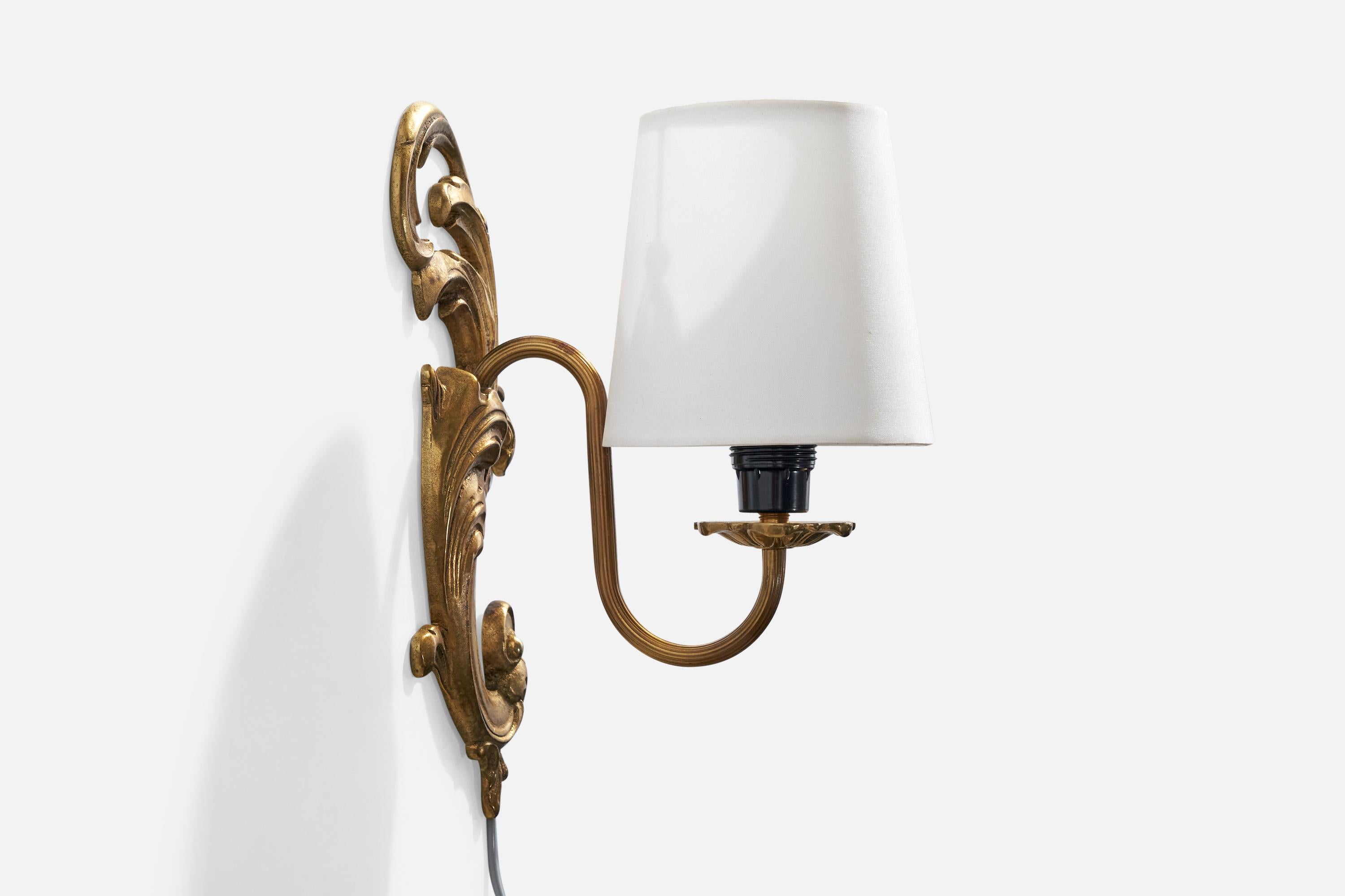 Metà XX secolo Designer francese, lampade da parete, ottone, tessuto, Francia, anni '1950 in vendita