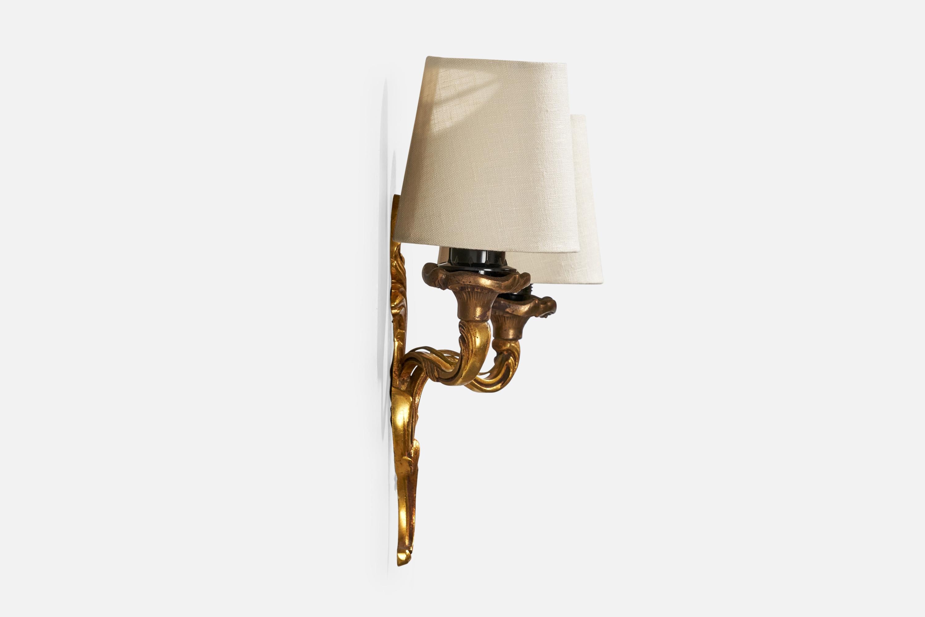 Metà XX secolo Designer francese, lampade da parete, ottone, tessuto, Francia, anni '1950 in vendita