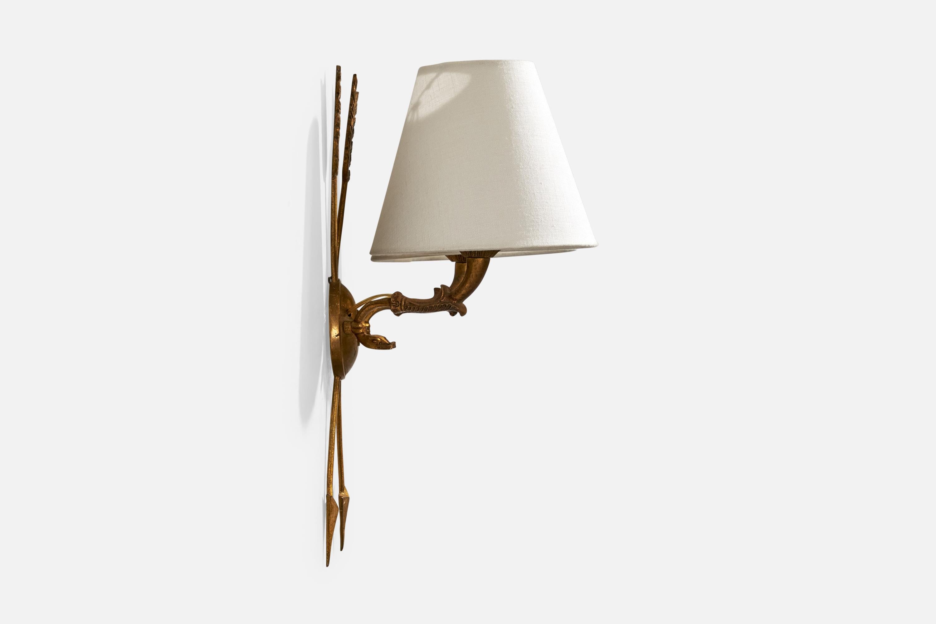 Metà XX secolo Designer francese, lampade da parete, ottone, tessuto, Francia, anni '1950 in vendita