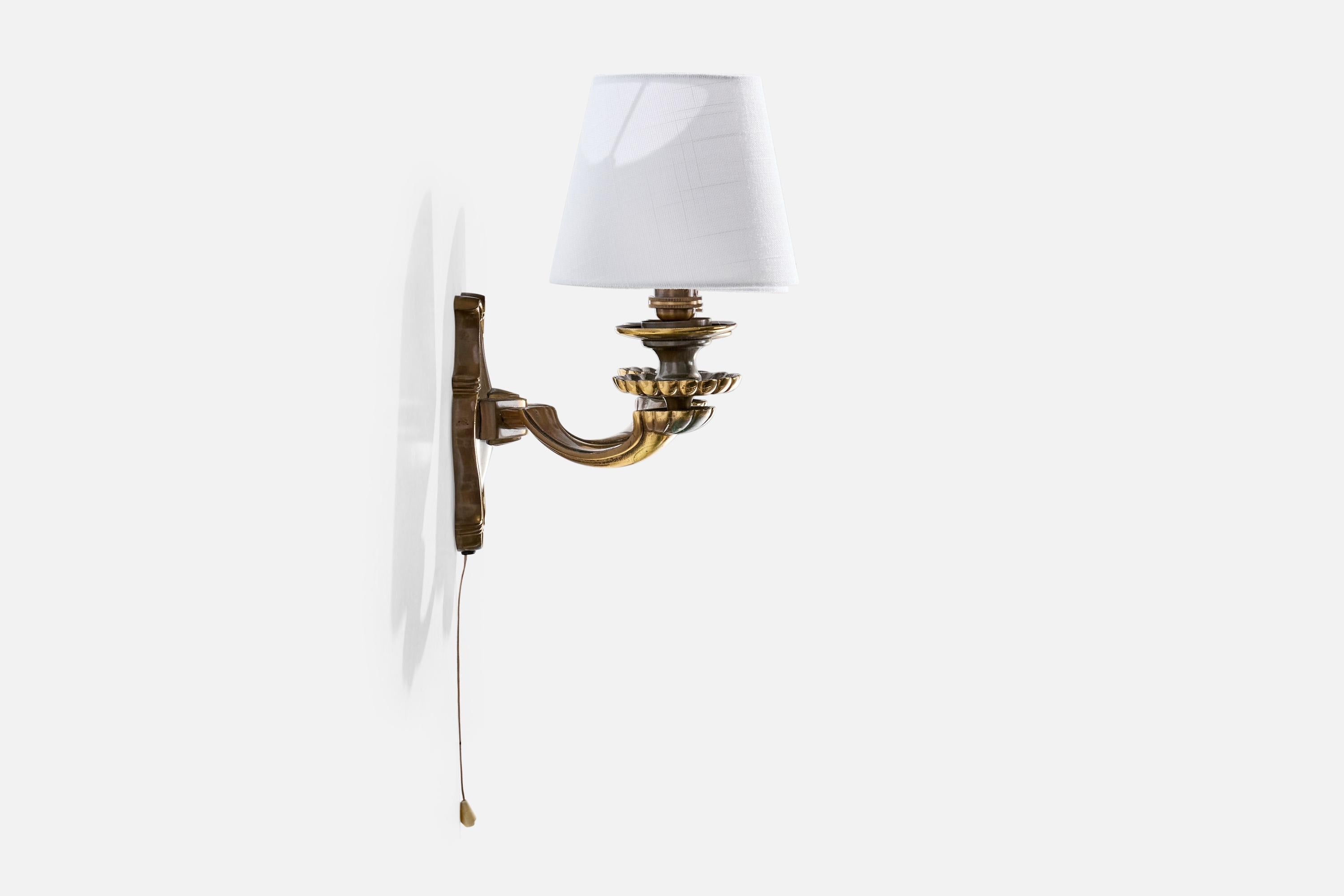 Designer francese, lampade da parete, ottone, tessuto, Francia, anni '1950 In condizioni buone in vendita a High Point, NC