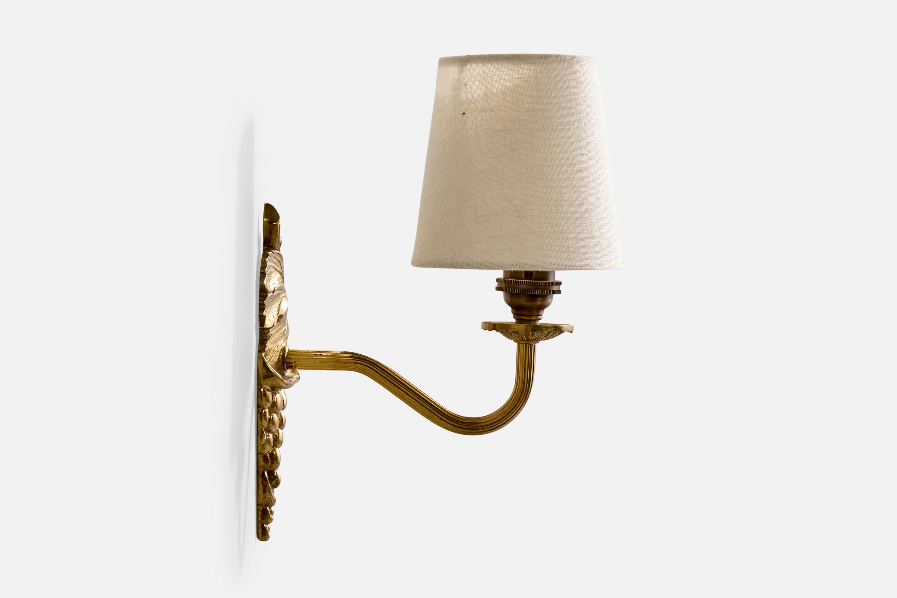 French Designer, Wall Lights, Brass, Fabric, France, 1950s im Zustand „Gut“ im Angebot in High Point, NC