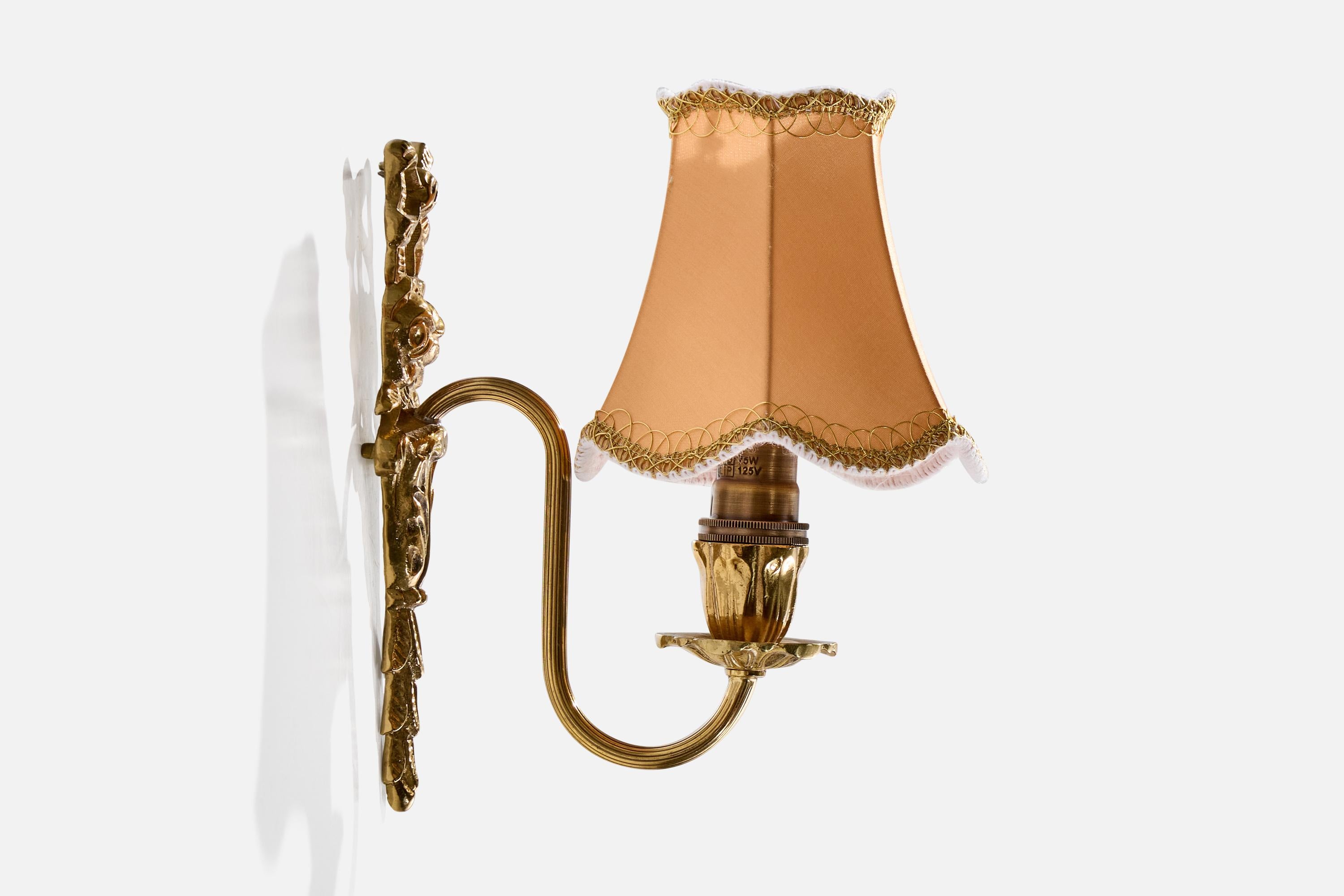 French Designer, Wall Lights, Brass, Fabric, France, 1950s im Zustand „Gut“ im Angebot in High Point, NC
