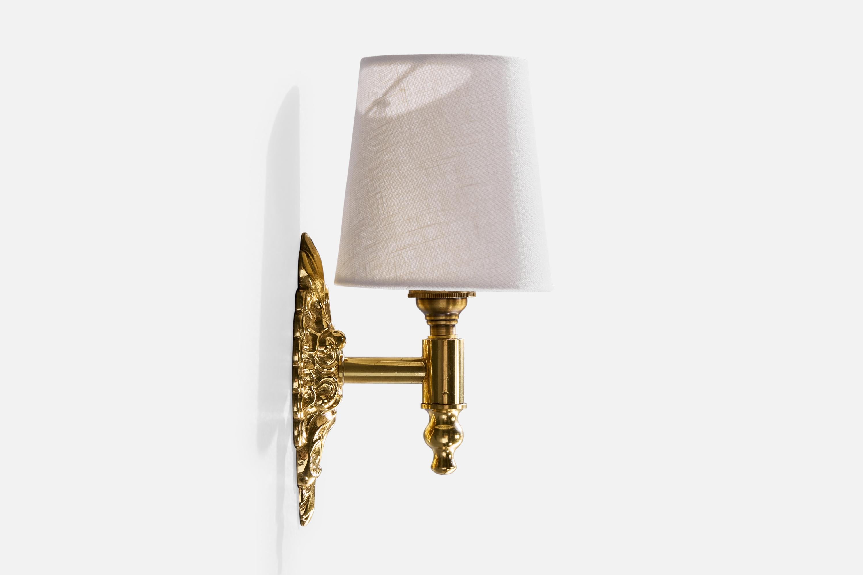 Designer francese, lampade da parete, ottone, tessuto, Francia, anni '1950 In condizioni buone in vendita a High Point, NC