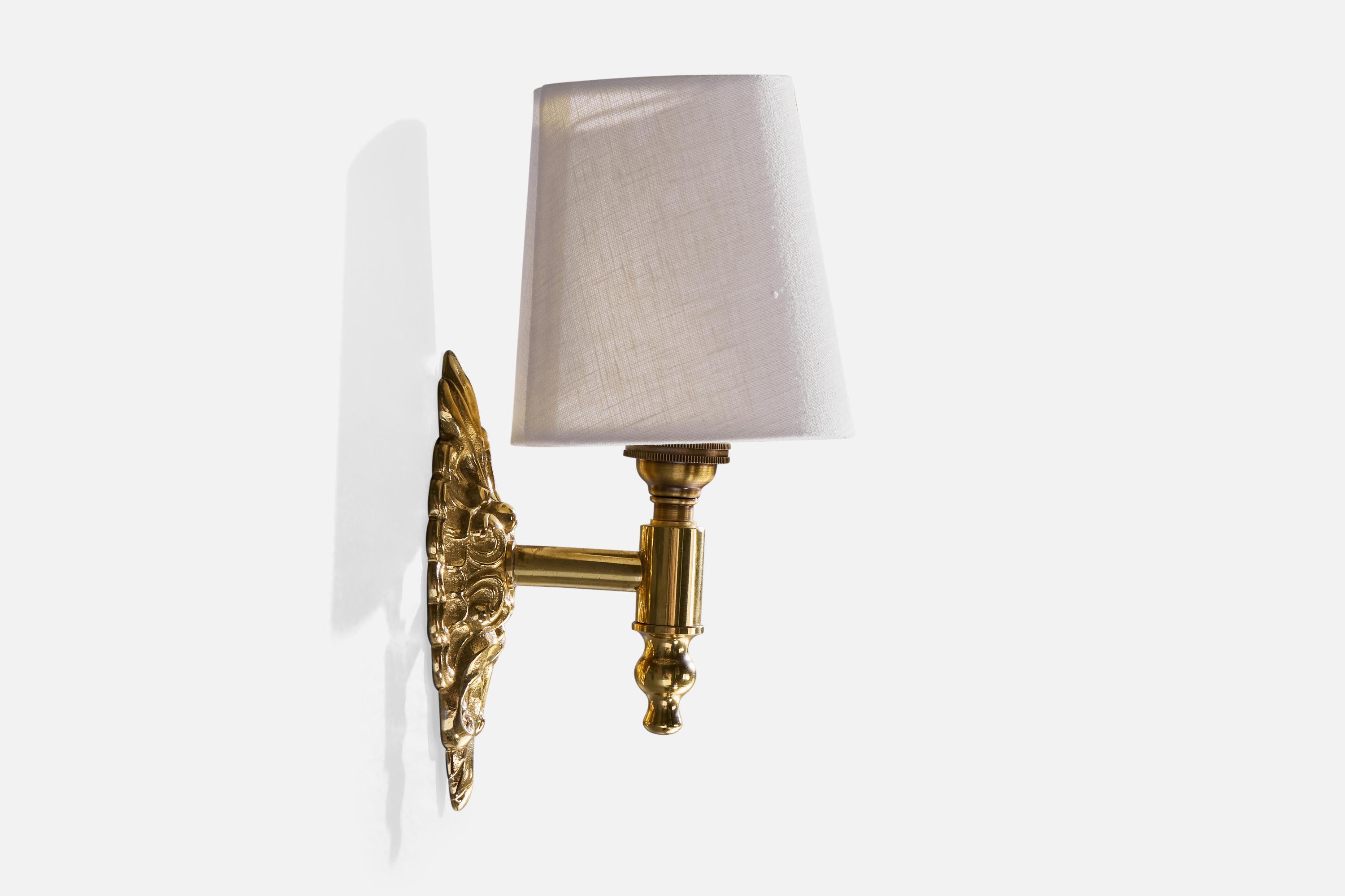 Designer francese, lampade da parete, ottone, tessuto, Francia, anni '1950 In condizioni buone in vendita a High Point, NC