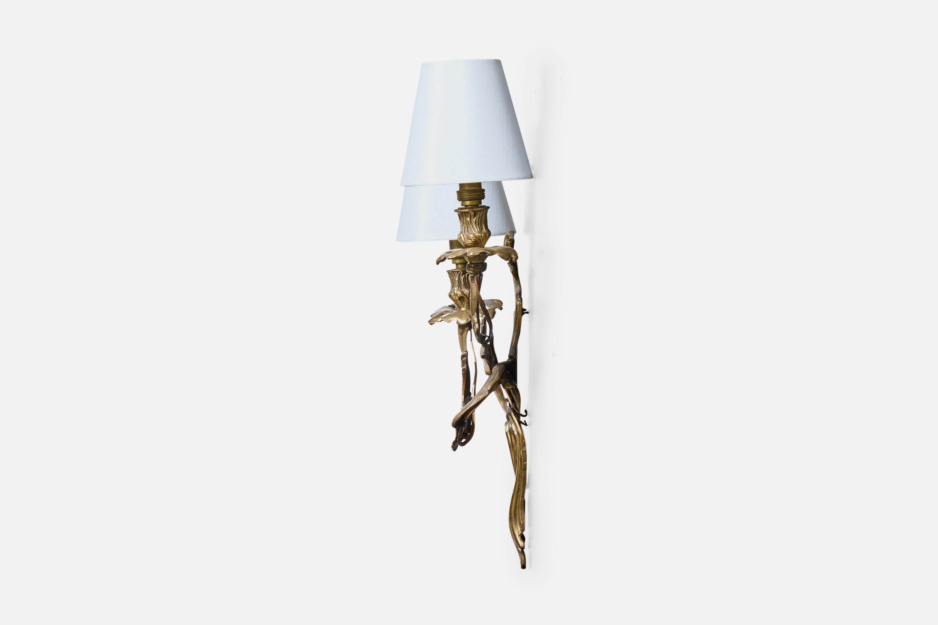 Metà XX secolo Designer francese, lampade da parete, ottone, tessuto, Francia, anni '1950 in vendita