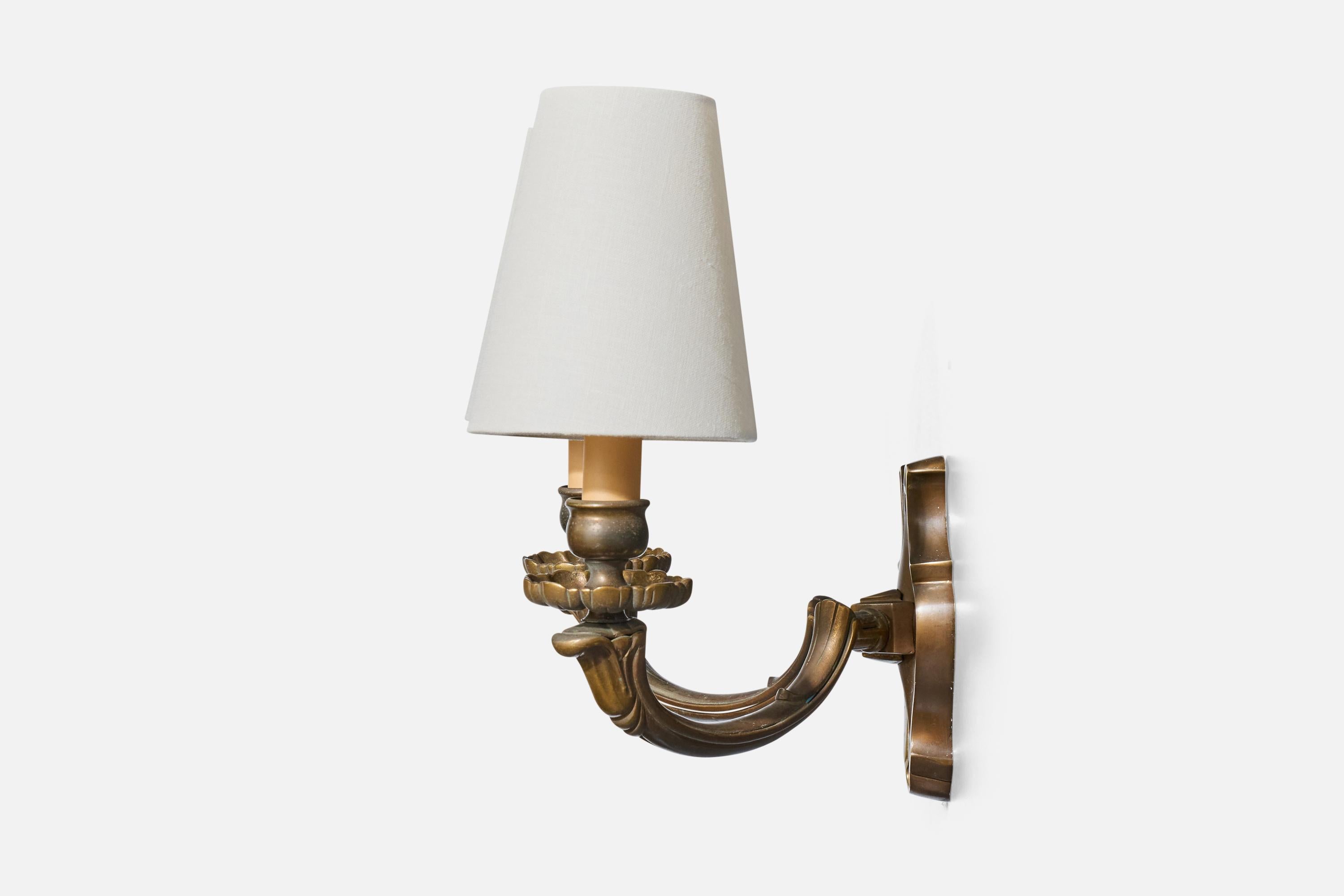 Designer francese, lampade da parete, ottone, tessuto, Francia, anni '1950 In condizioni buone in vendita a High Point, NC