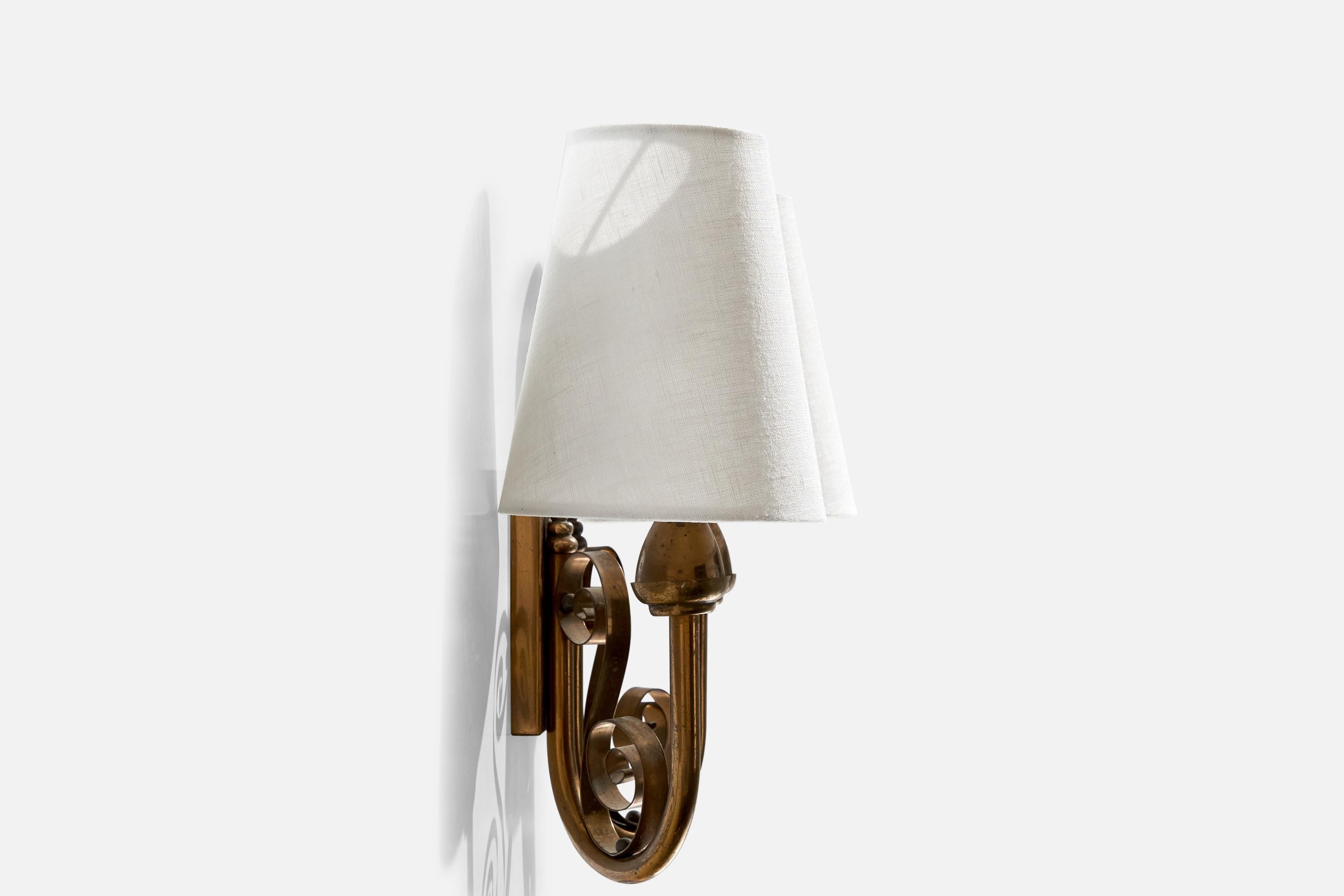 Metà XX secolo Designer francese, lampade da parete, ottone, tessuto, Francia, anni '1950 in vendita