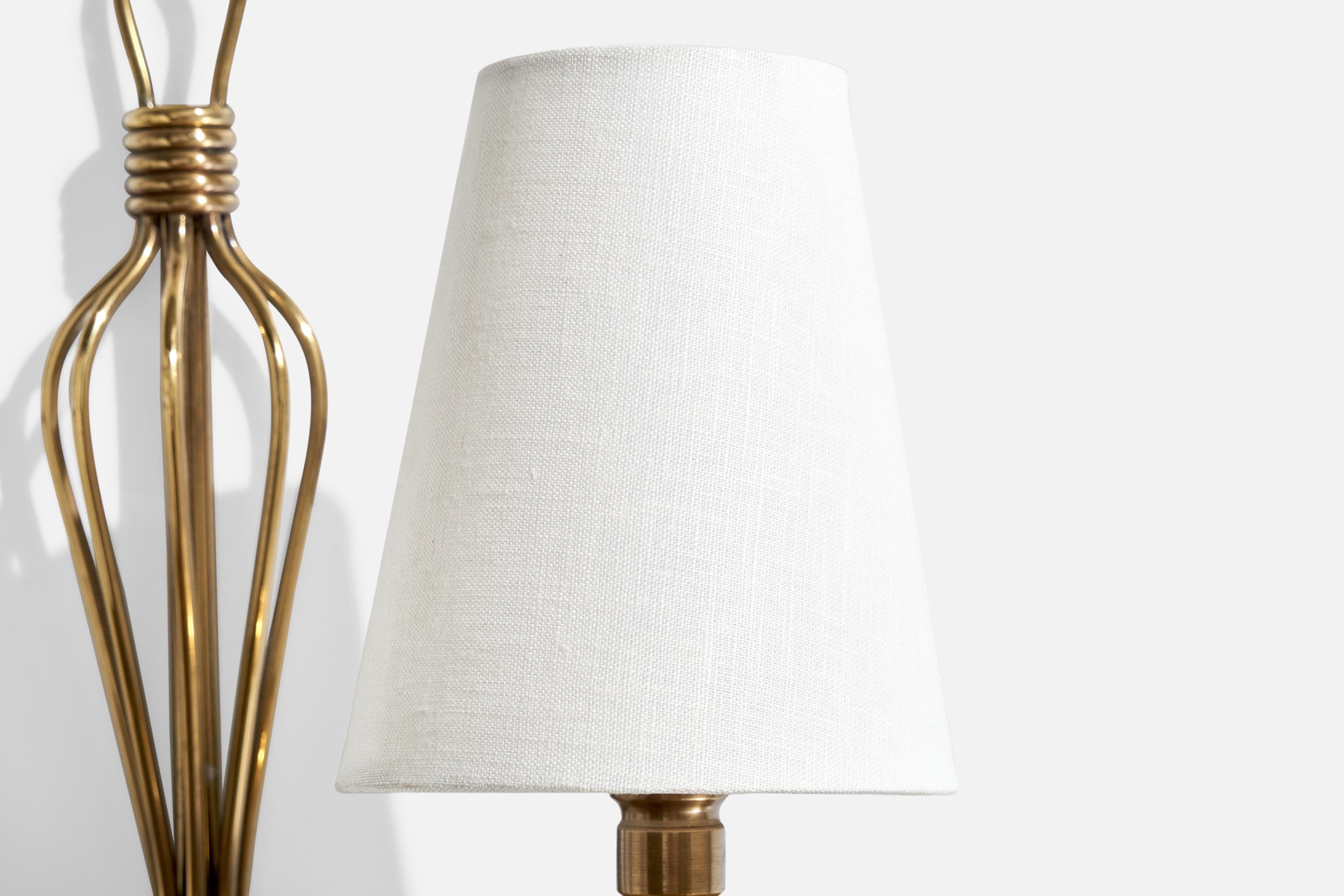 Metà XX secolo Designer francese, lampade da parete, ottone, tessuto, Francia, anni '1950 in vendita