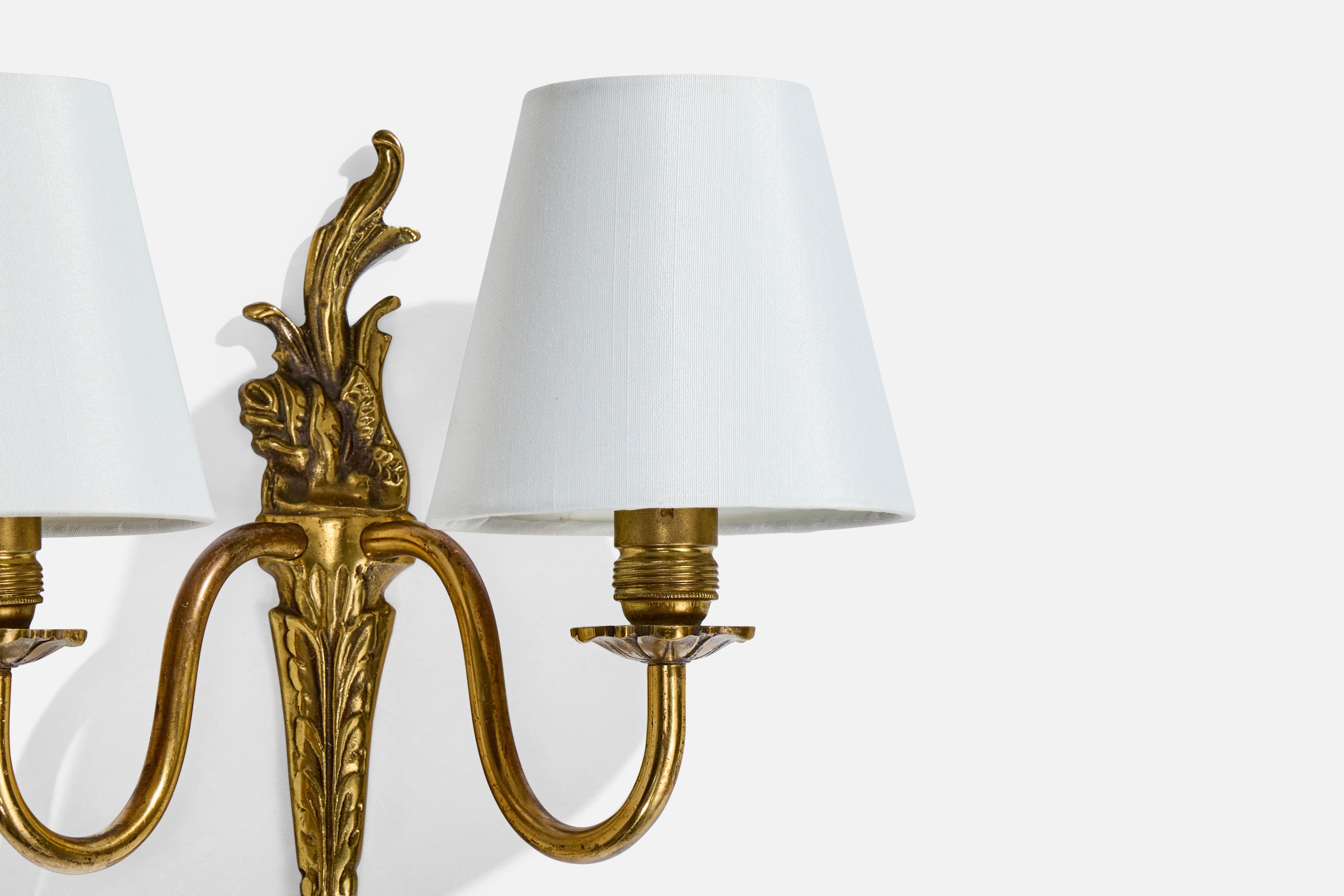 Metà XX secolo Designer francese, lampade da parete, ottone, tessuto, Francia, anni '1950 in vendita