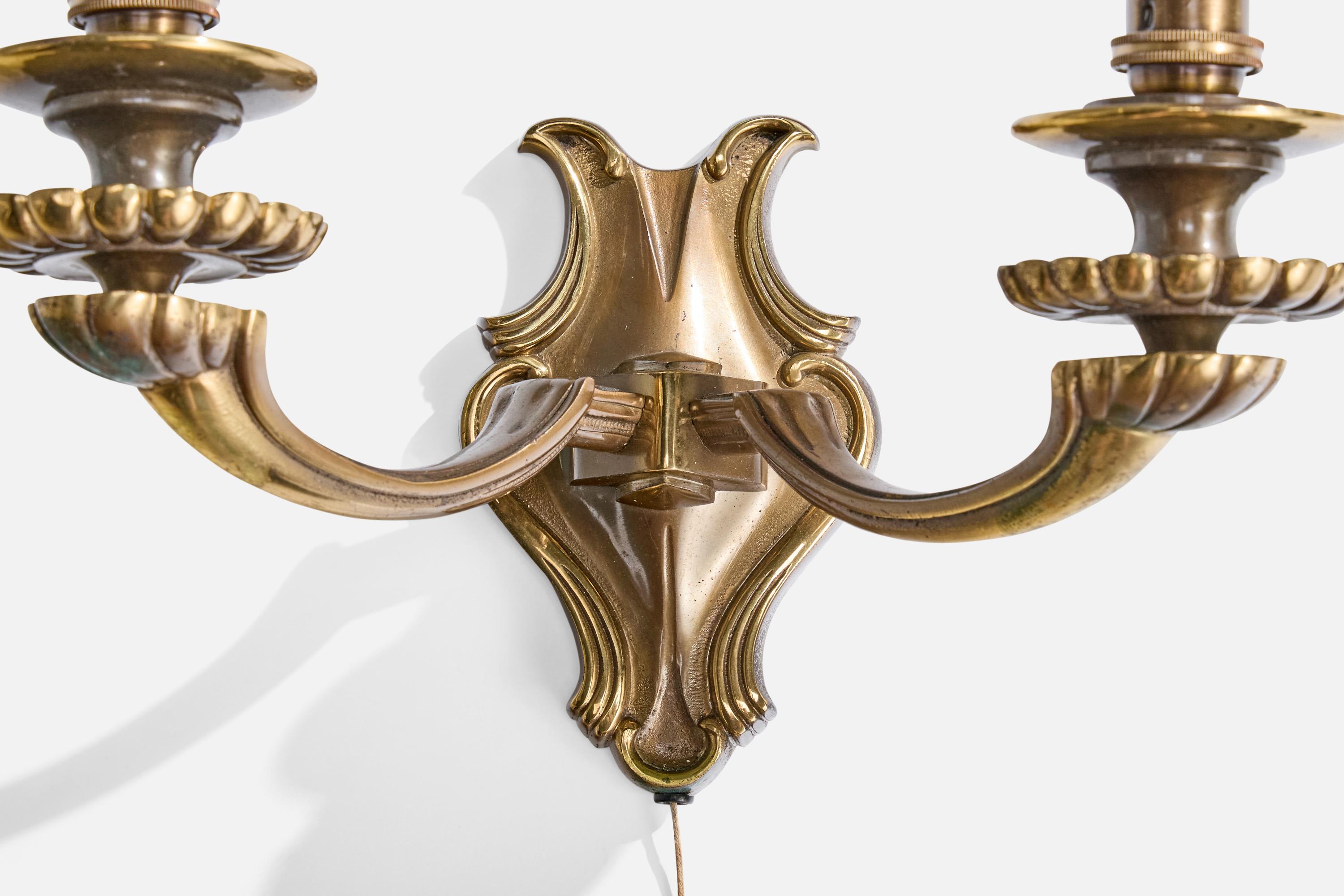 Metà XX secolo Designer francese, lampade da parete, ottone, tessuto, Francia, anni '1950 in vendita
