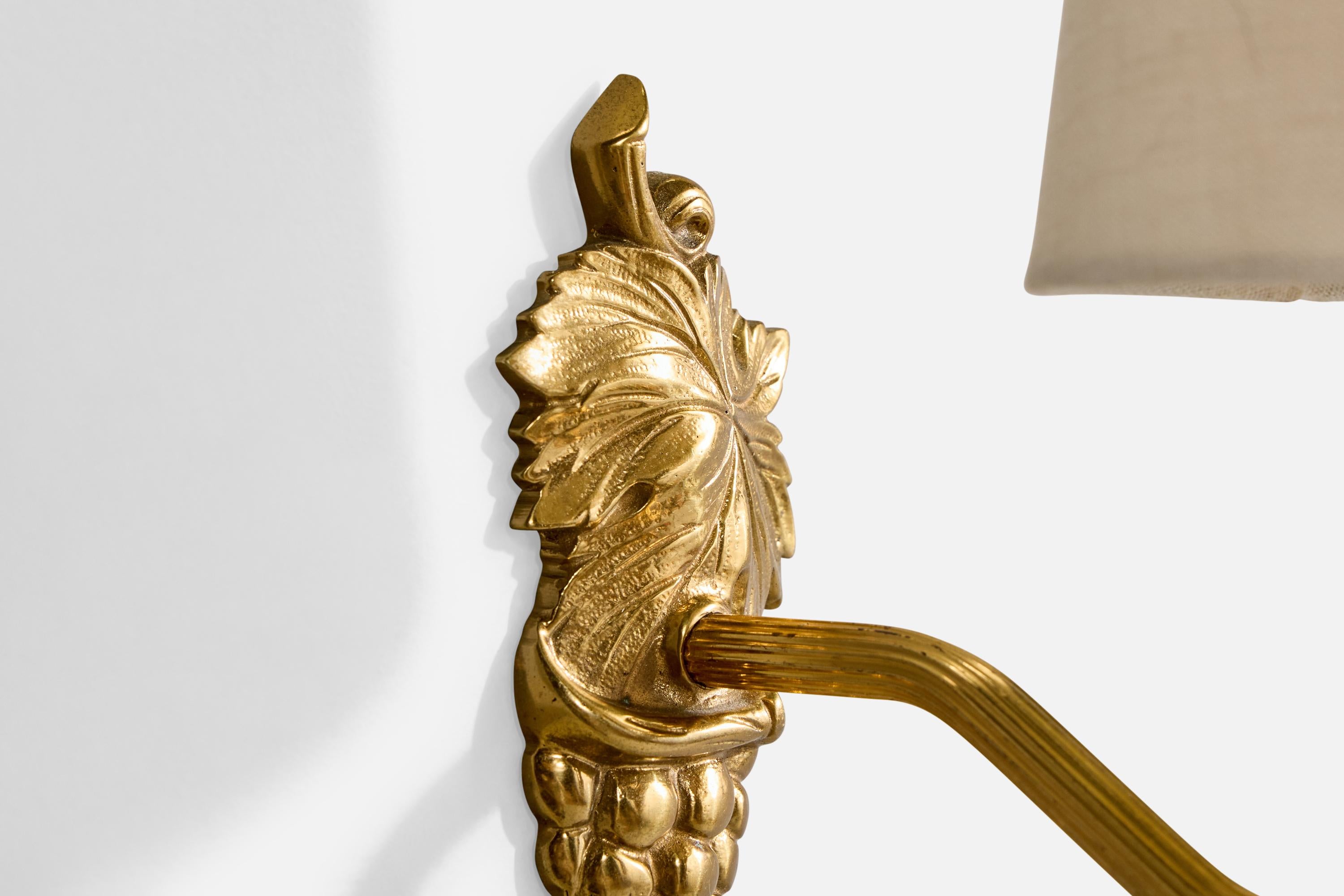 French Designer, Wall Lights, Brass, Fabric, France, 1950s (Mitte des 20. Jahrhunderts) im Angebot