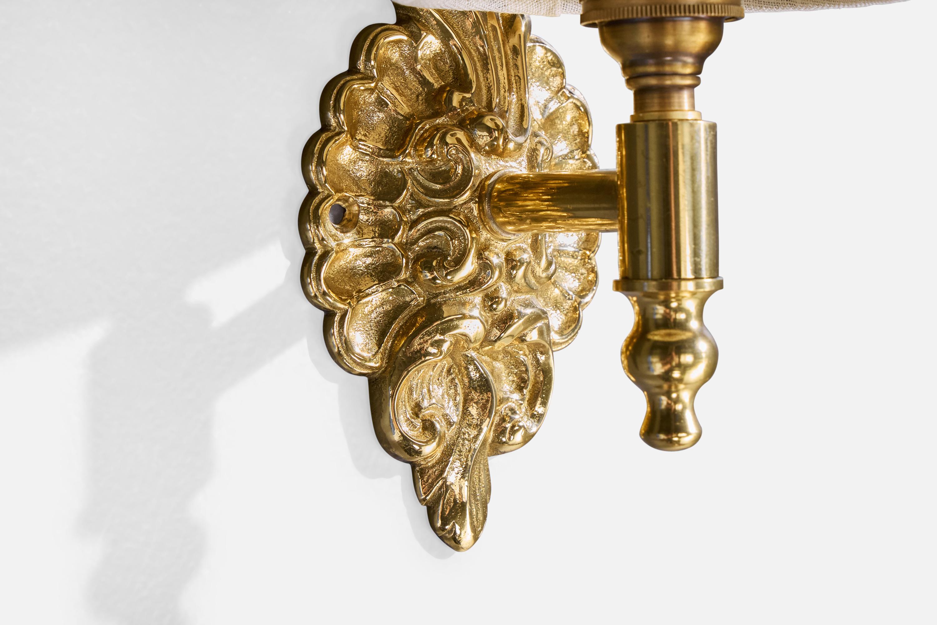 Metà XX secolo Designer francese, lampade da parete, ottone, tessuto, Francia, anni '1950 in vendita
